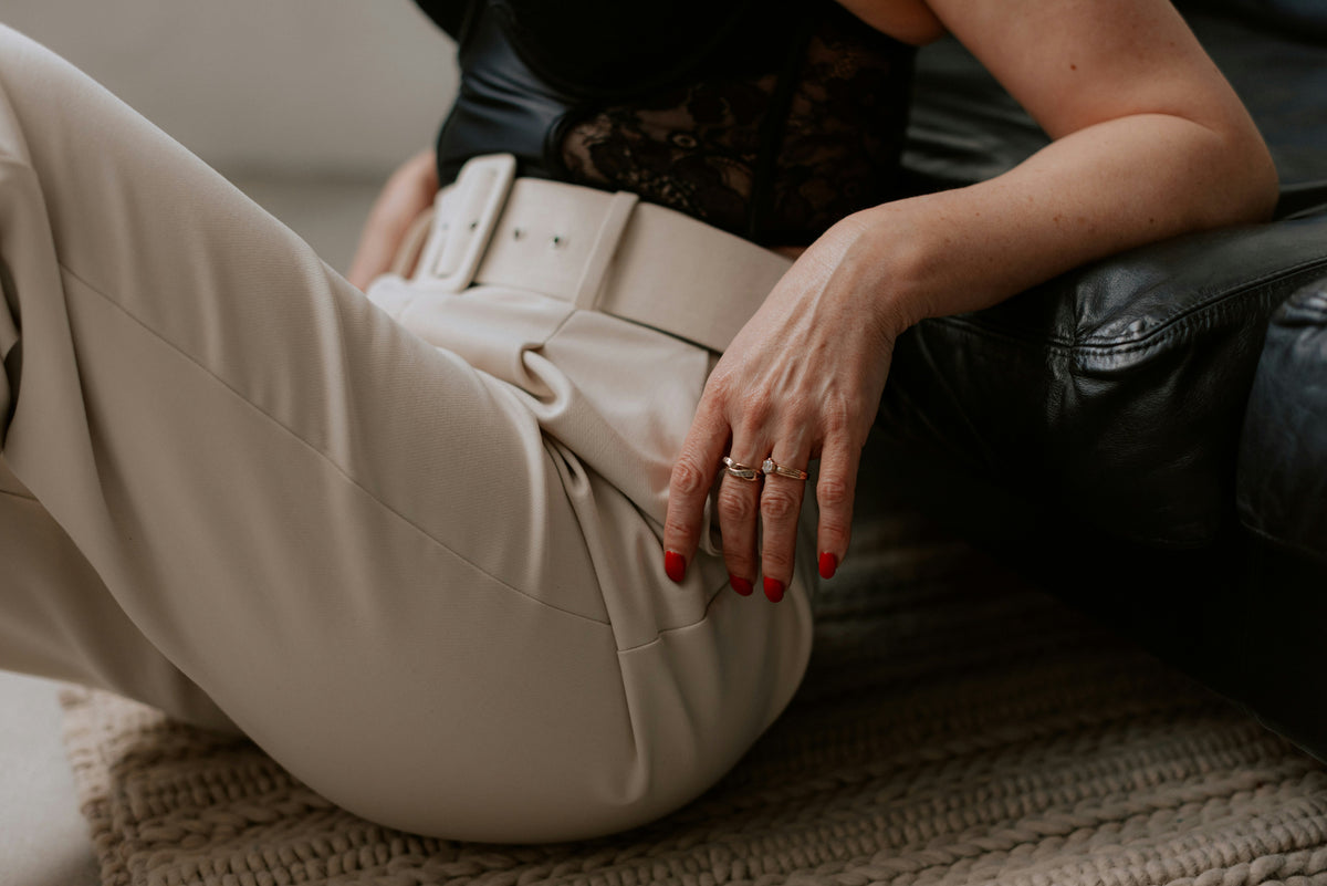 Cum alegi pantalonii de damă: croieli, materiale și cum îi asortezi