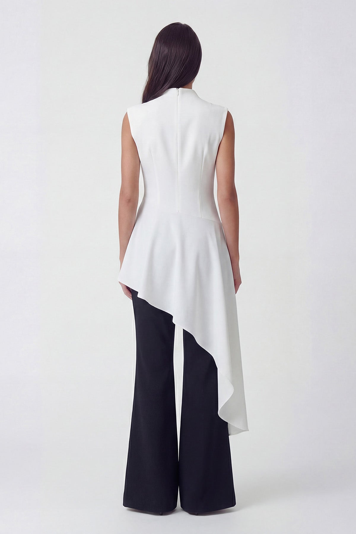 Set Contrast Chic - Top Asimetric Alb cu Pantaloni Flared Negri