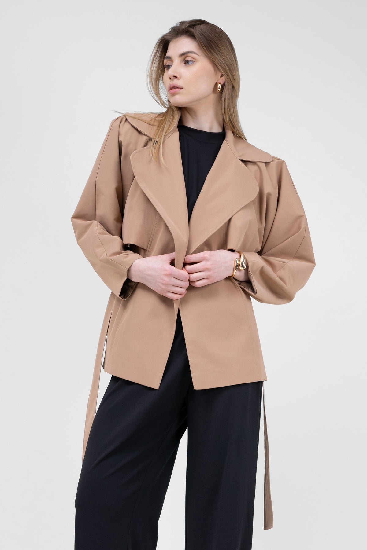 Trench bej scurt cu cordon in talie