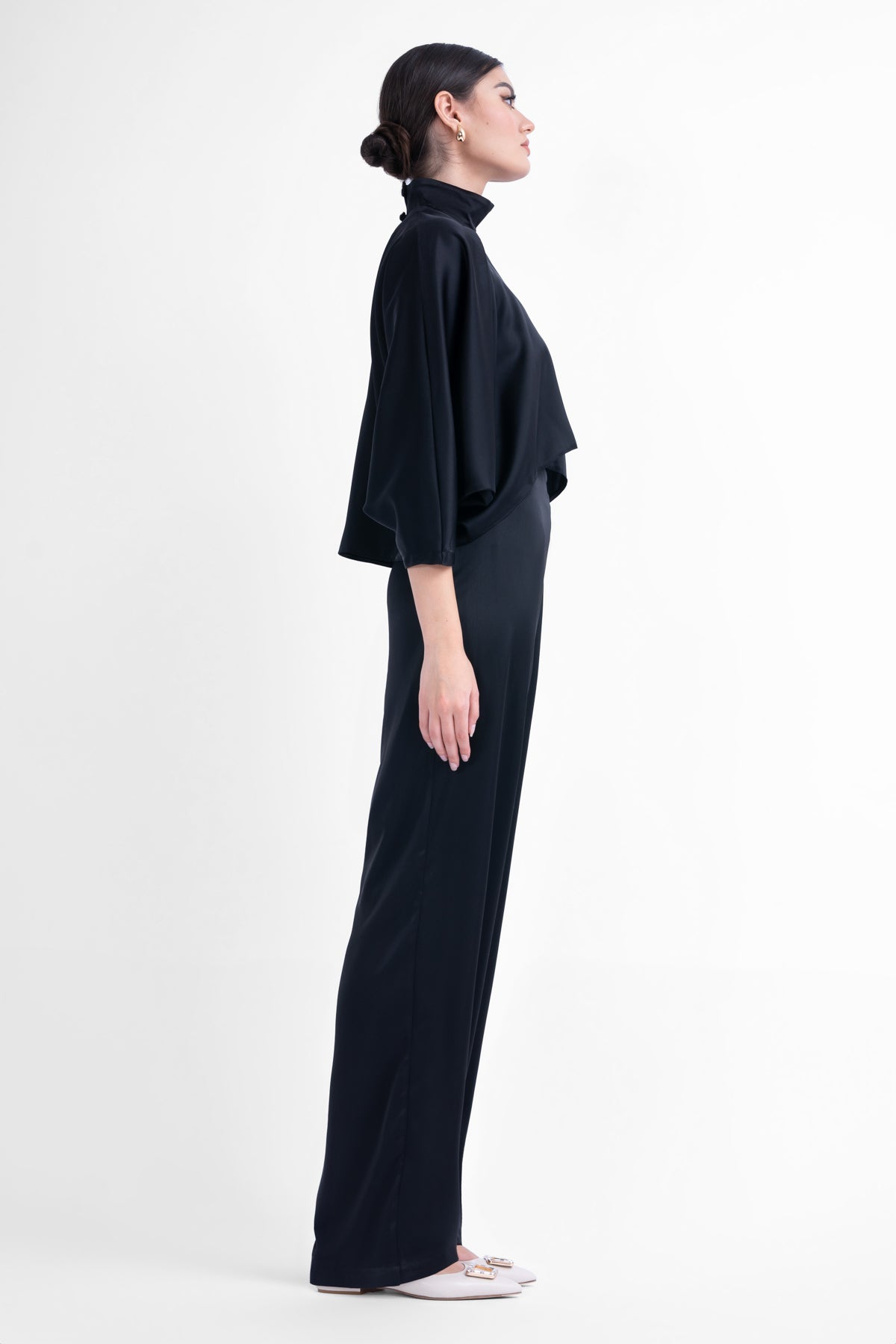 Pantaloni negri asimetrici cu nasture