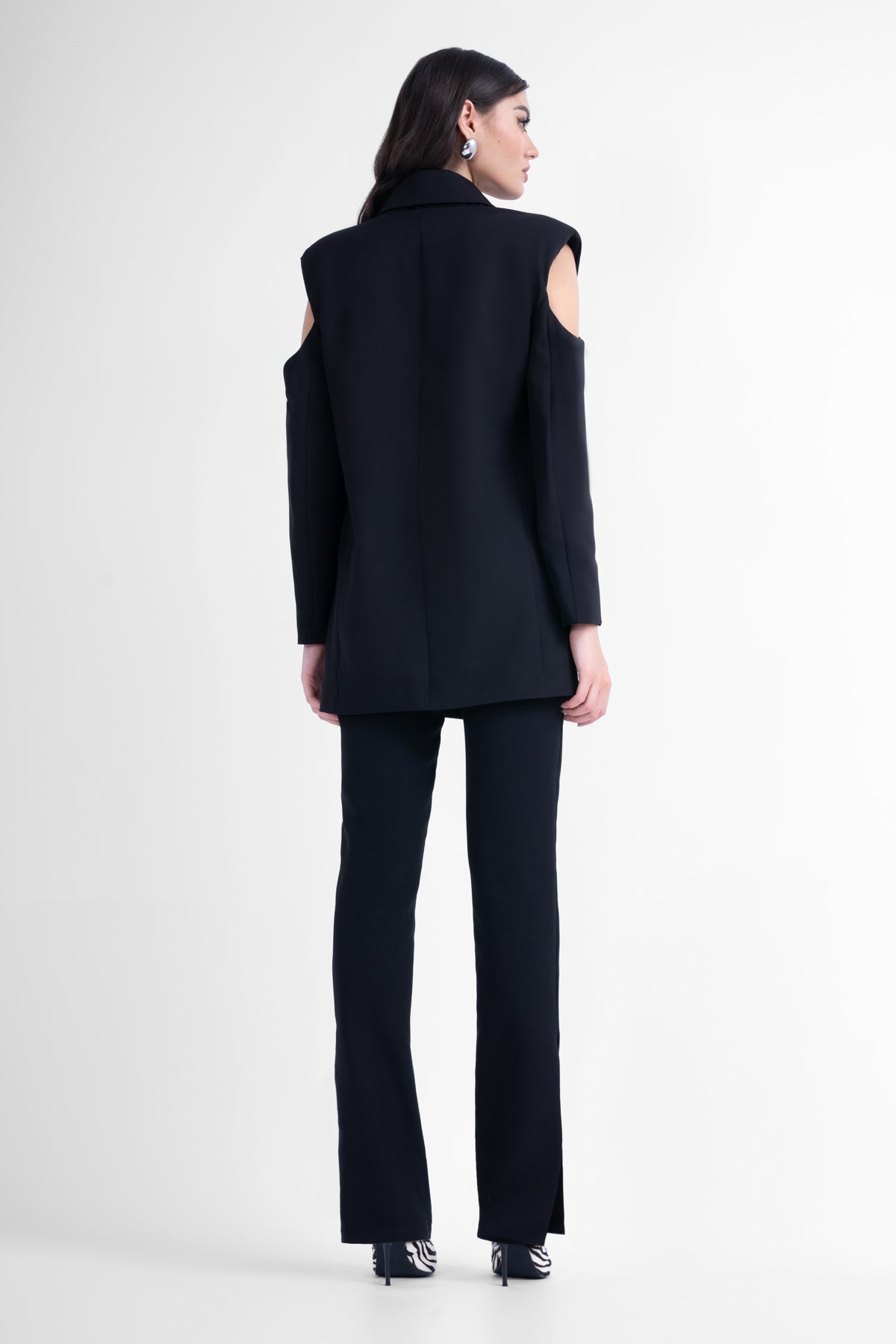 Costum negru cu sacou cu decupaje si pantaloni cu slit