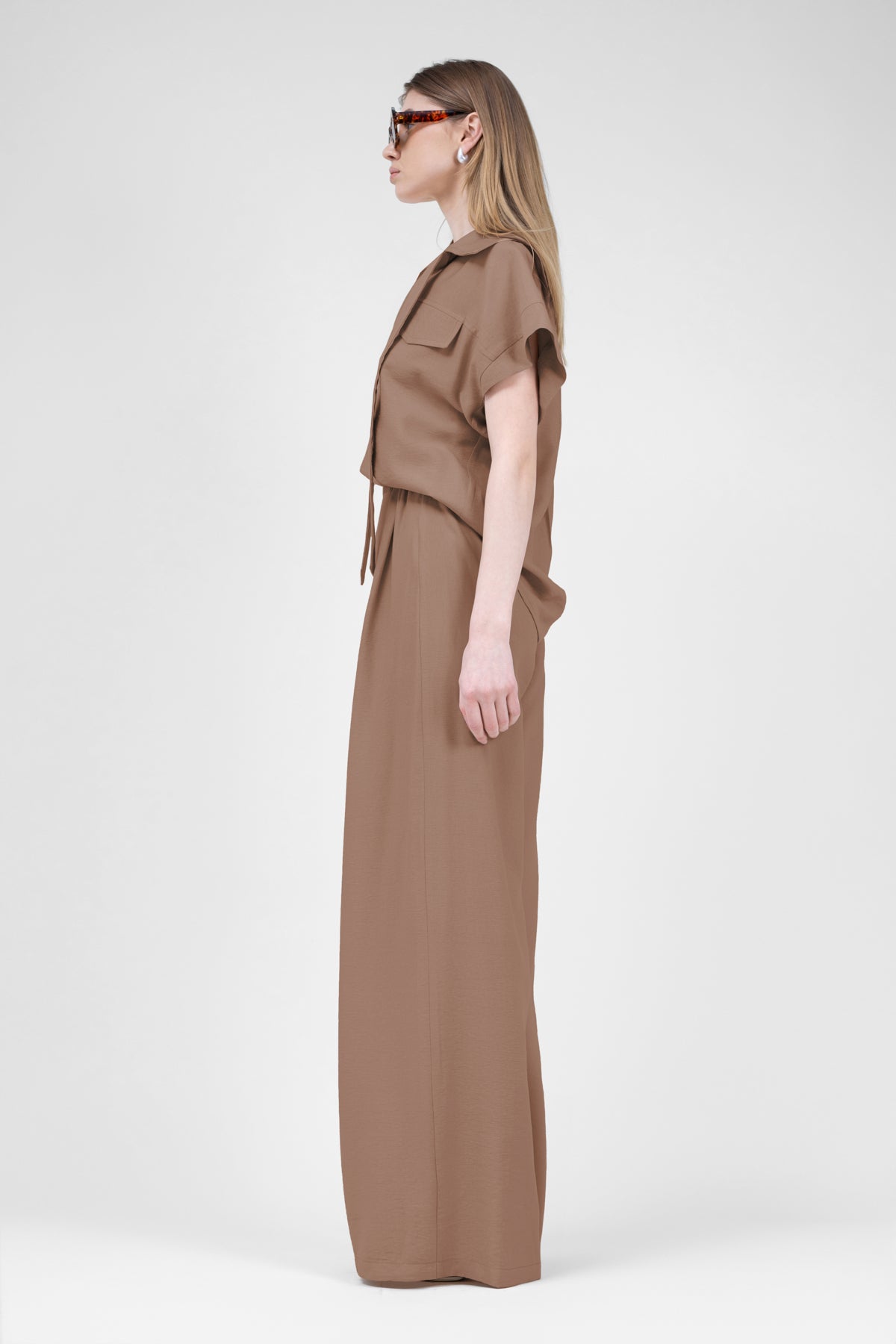 Set de in camel cu camasa cu buzunare si pantaloni wide leg