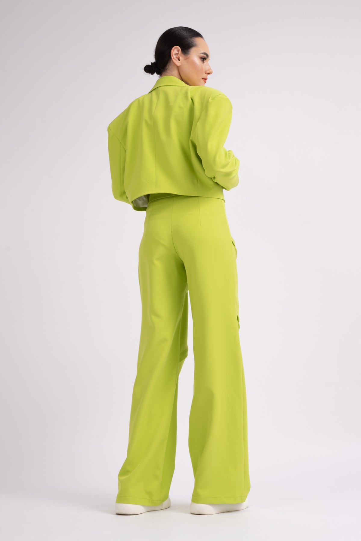 Costum lime cu sacou oversized si pantaloni cu fermoare