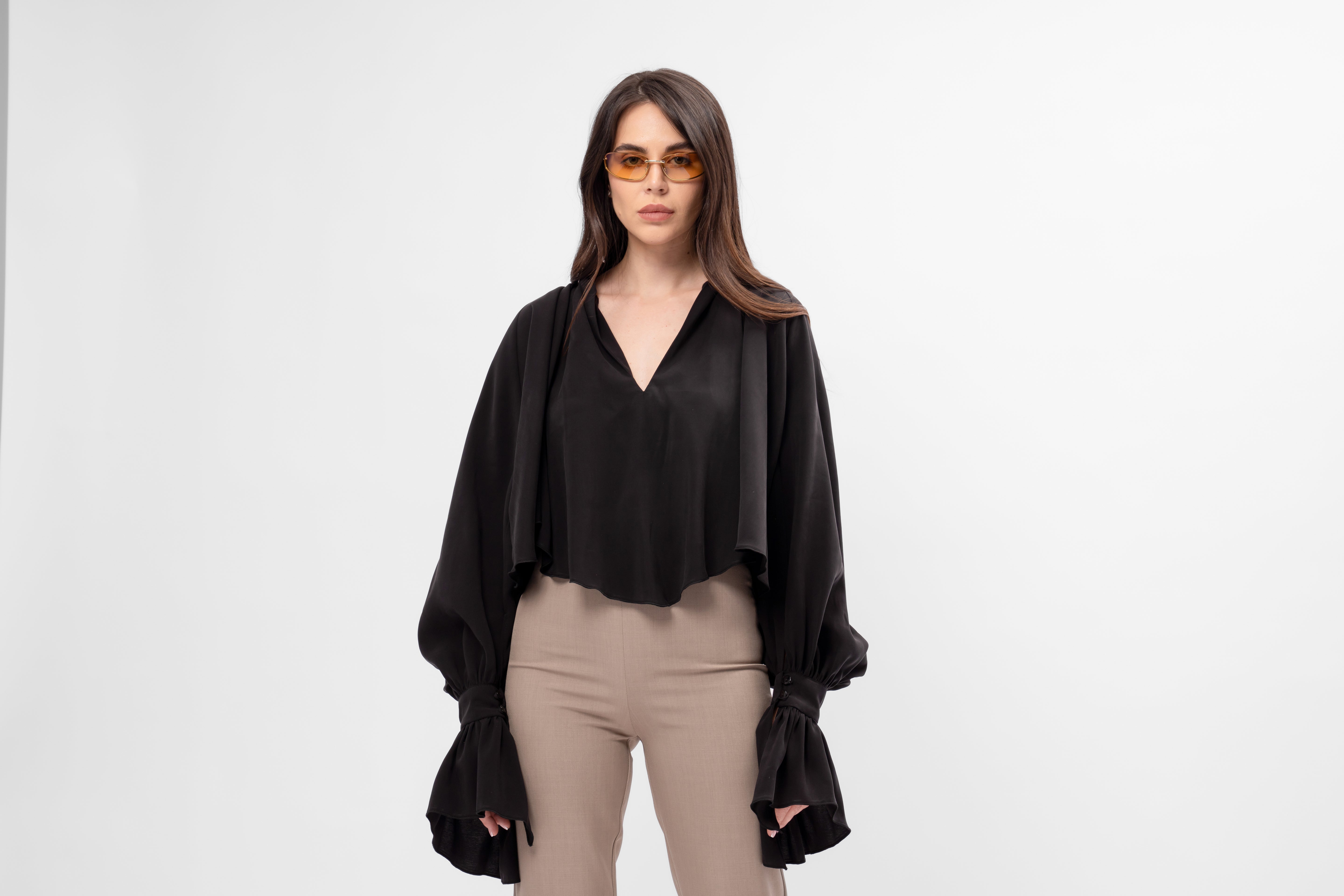 Cămașă neagra cu croială amplă, guler înalt și mâneci balon