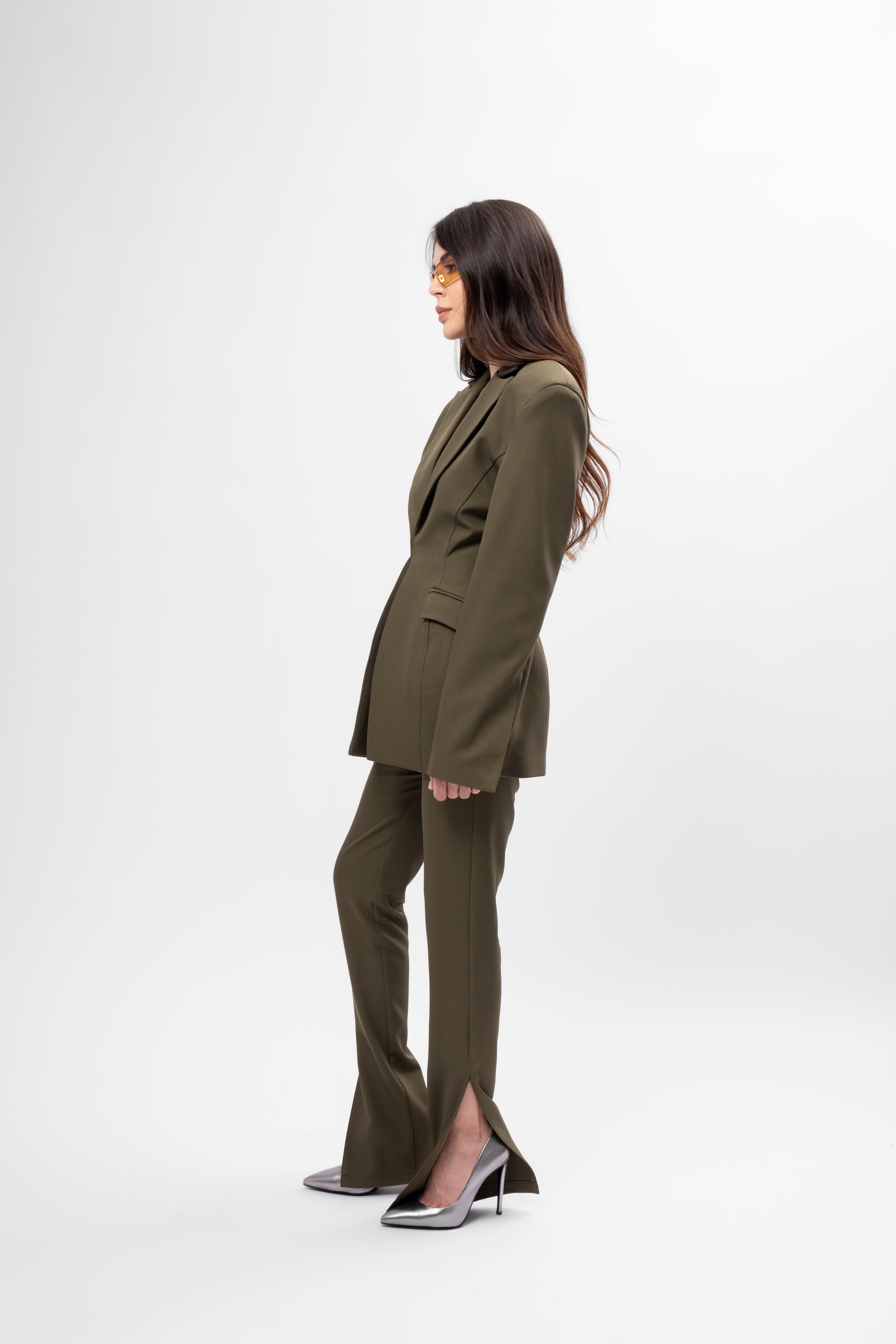 Costum khaki cu sacou balloon cambrat și pantaloni cu deschidere la tiv