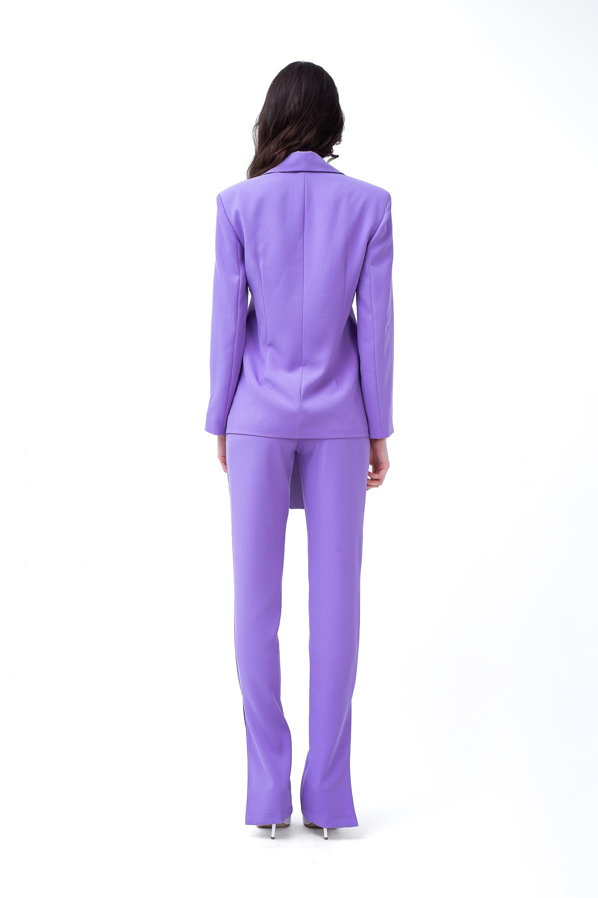 Costum lila cu sacou cu revere alungite si pantaloni slim fit