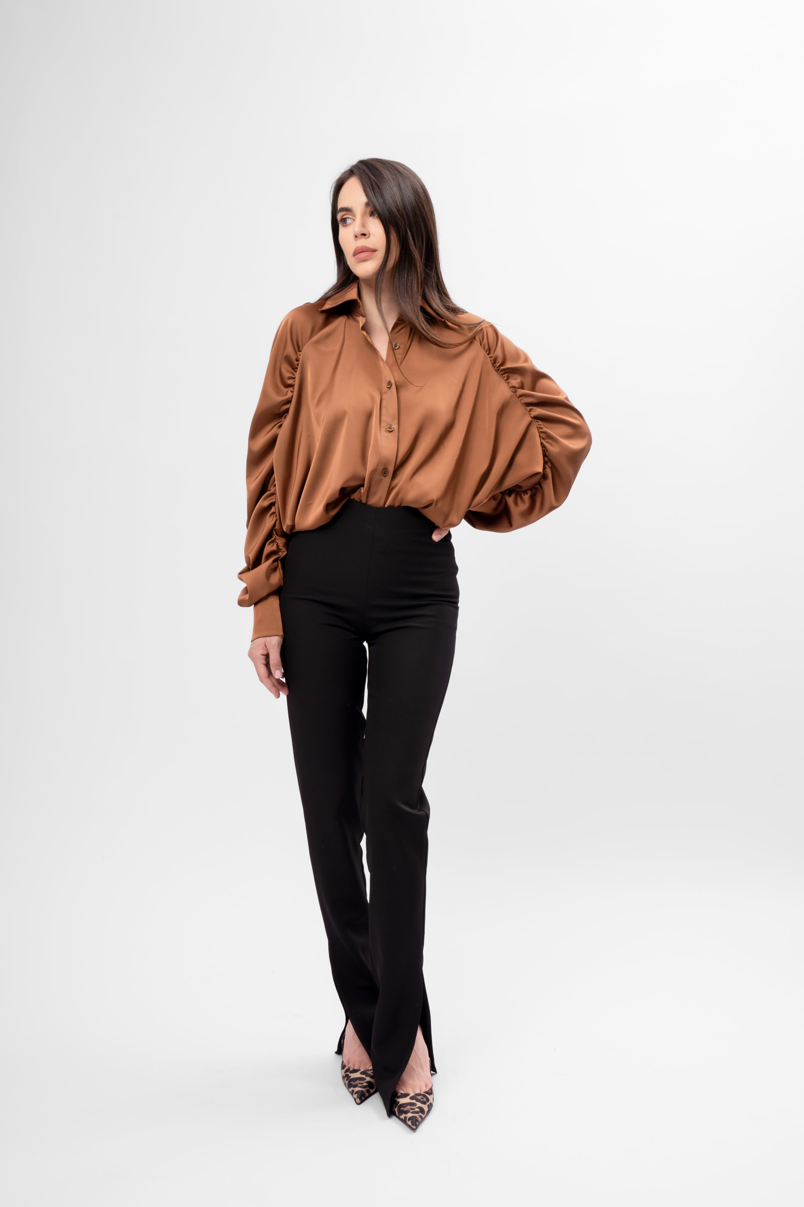 Cămașă Oversized din Material Satinat cu Mâneci Bufante – Culoare Bronz