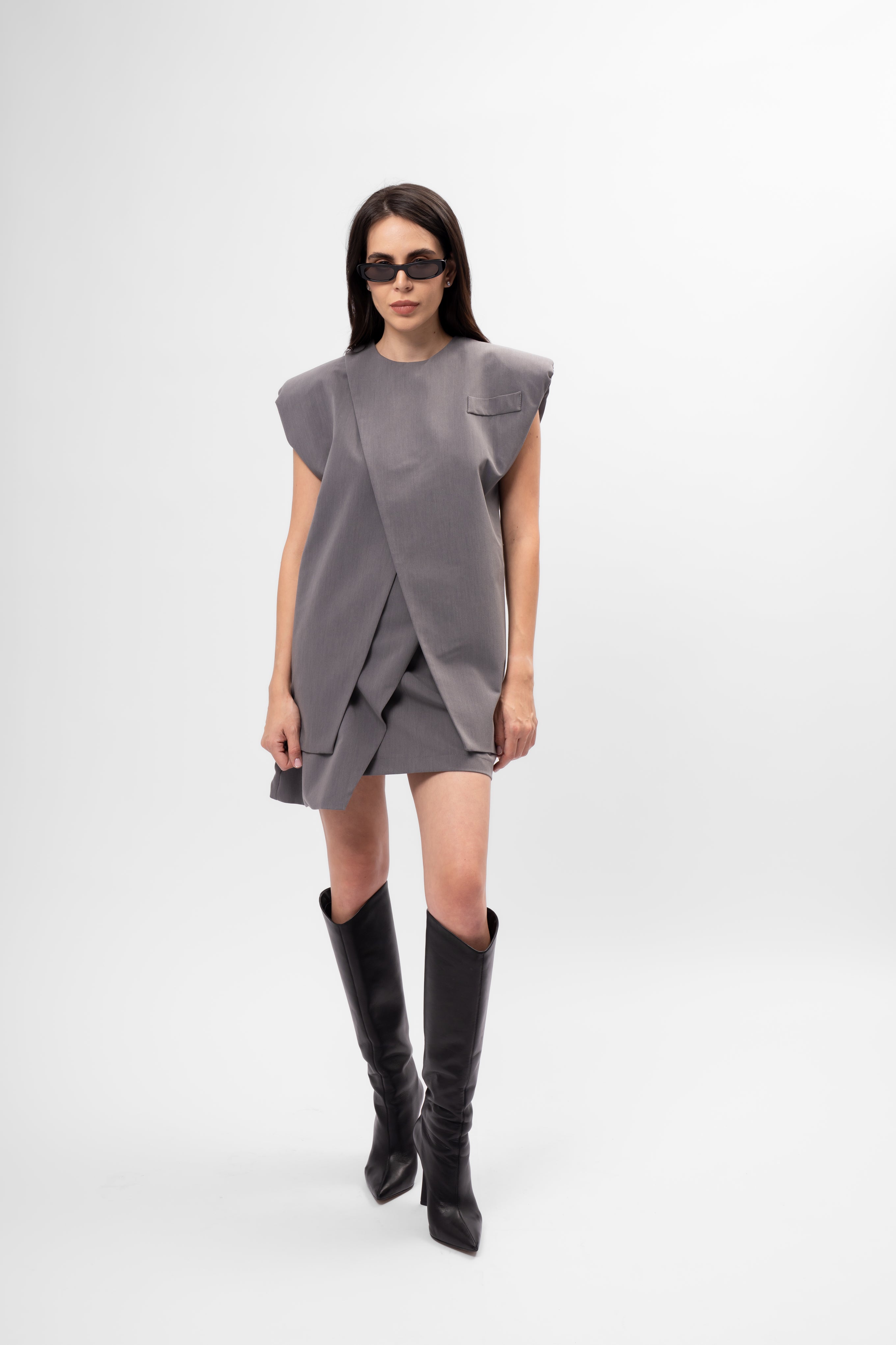 Set minimalist gri cu vestă și fustă asimetrică