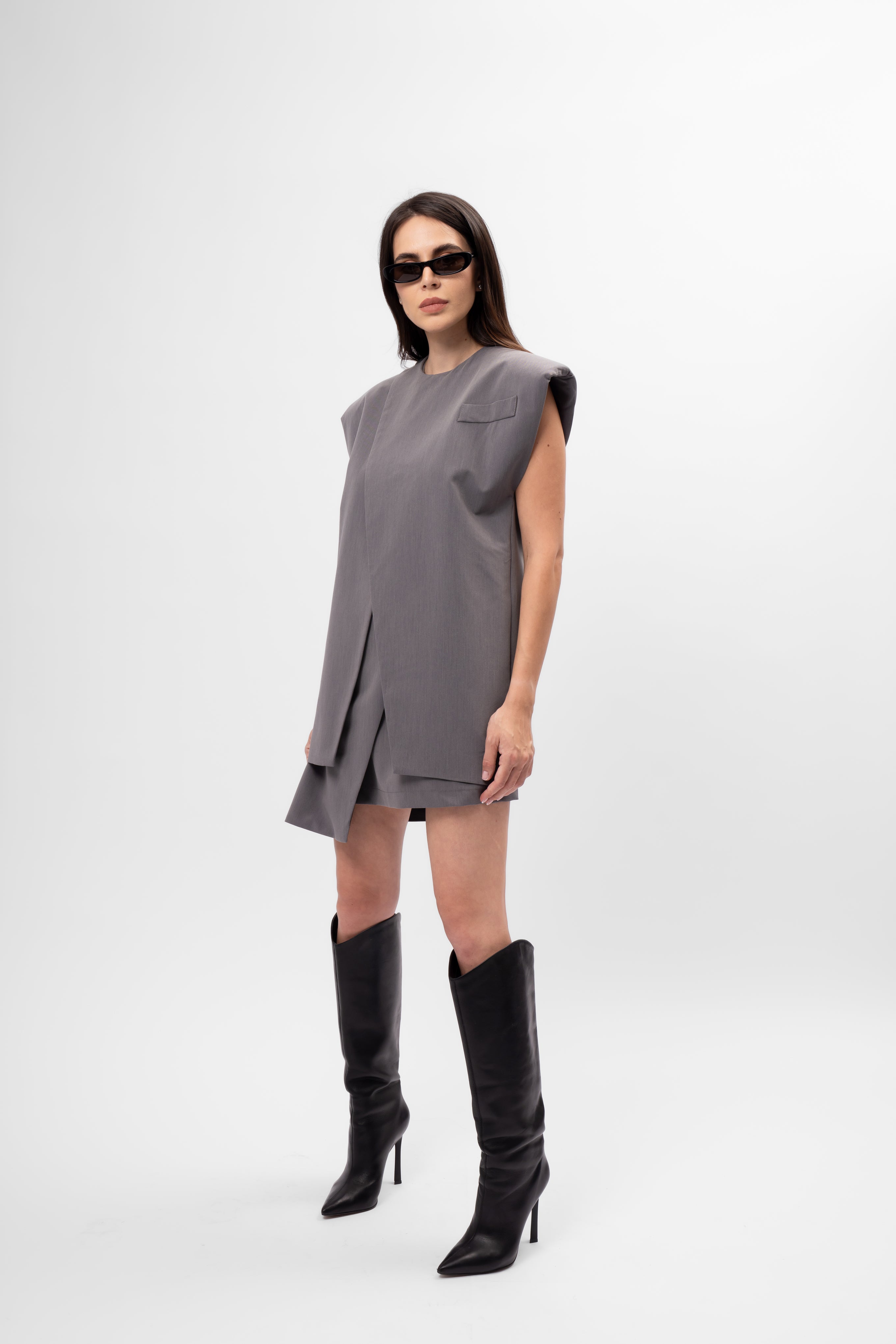 Set minimalist gri cu vestă și fustă asimetrică