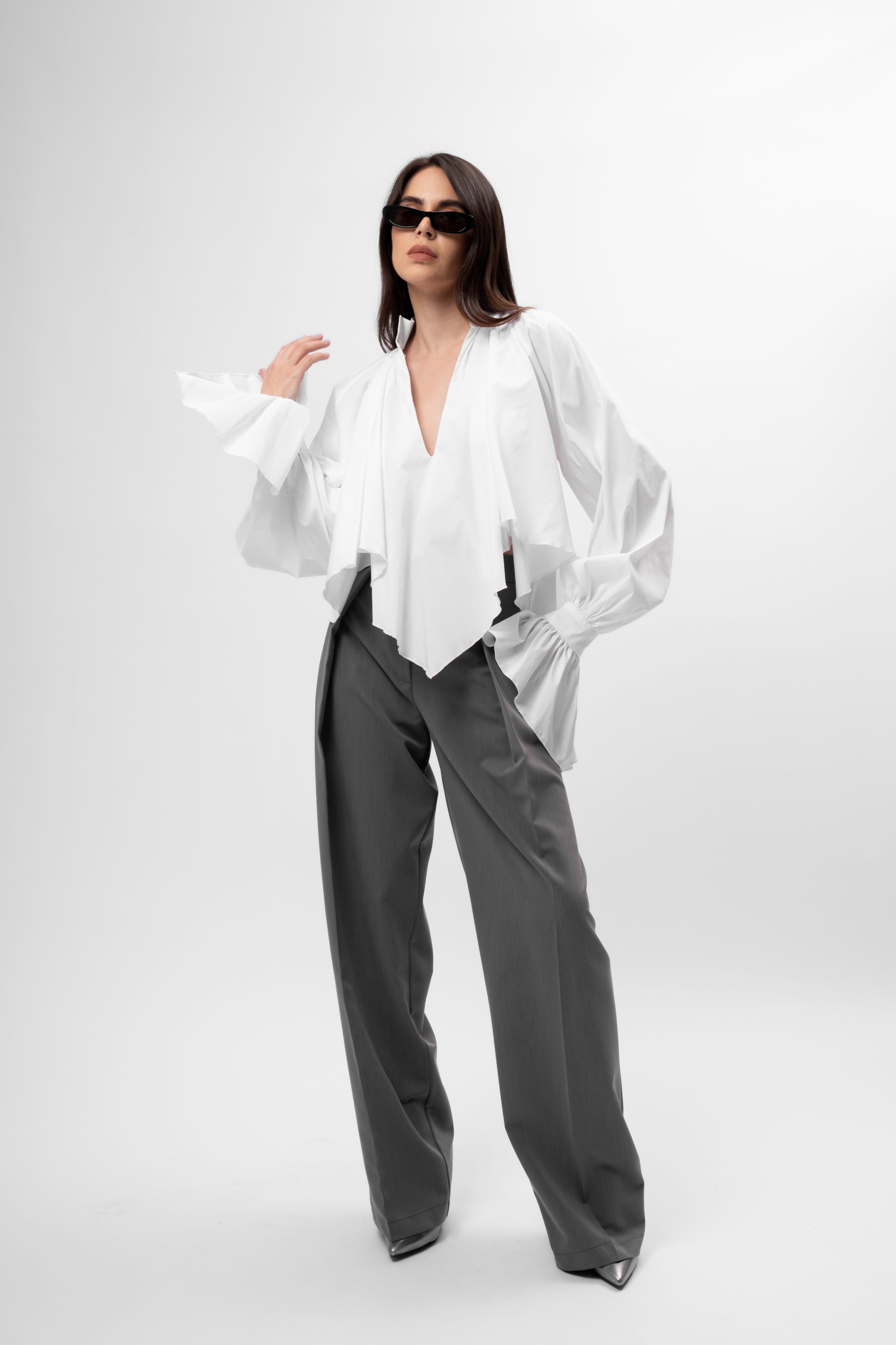 Cămașă albă cu croială amplă, guler înalt și mâneci balon