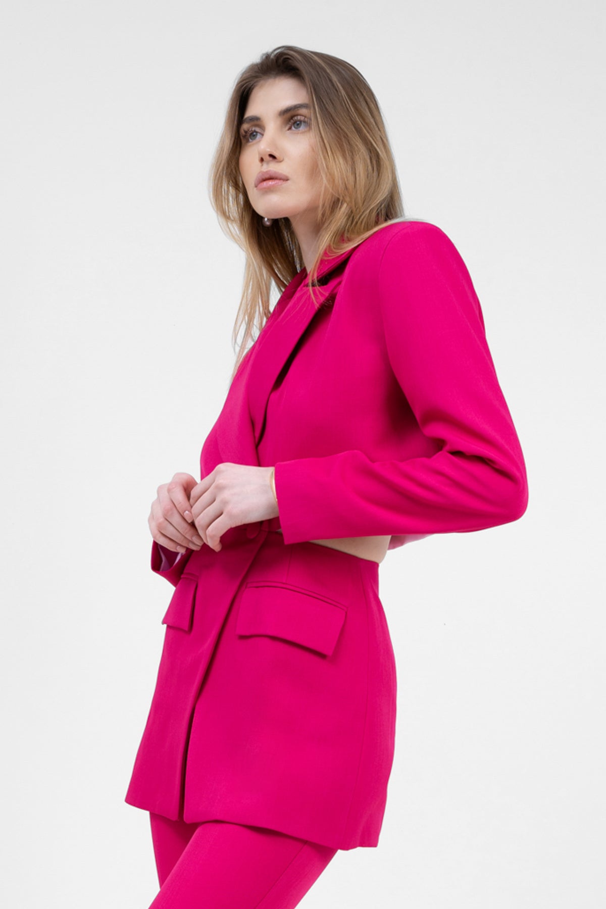 Sacou fuchsia cu decupaj in zona taliei