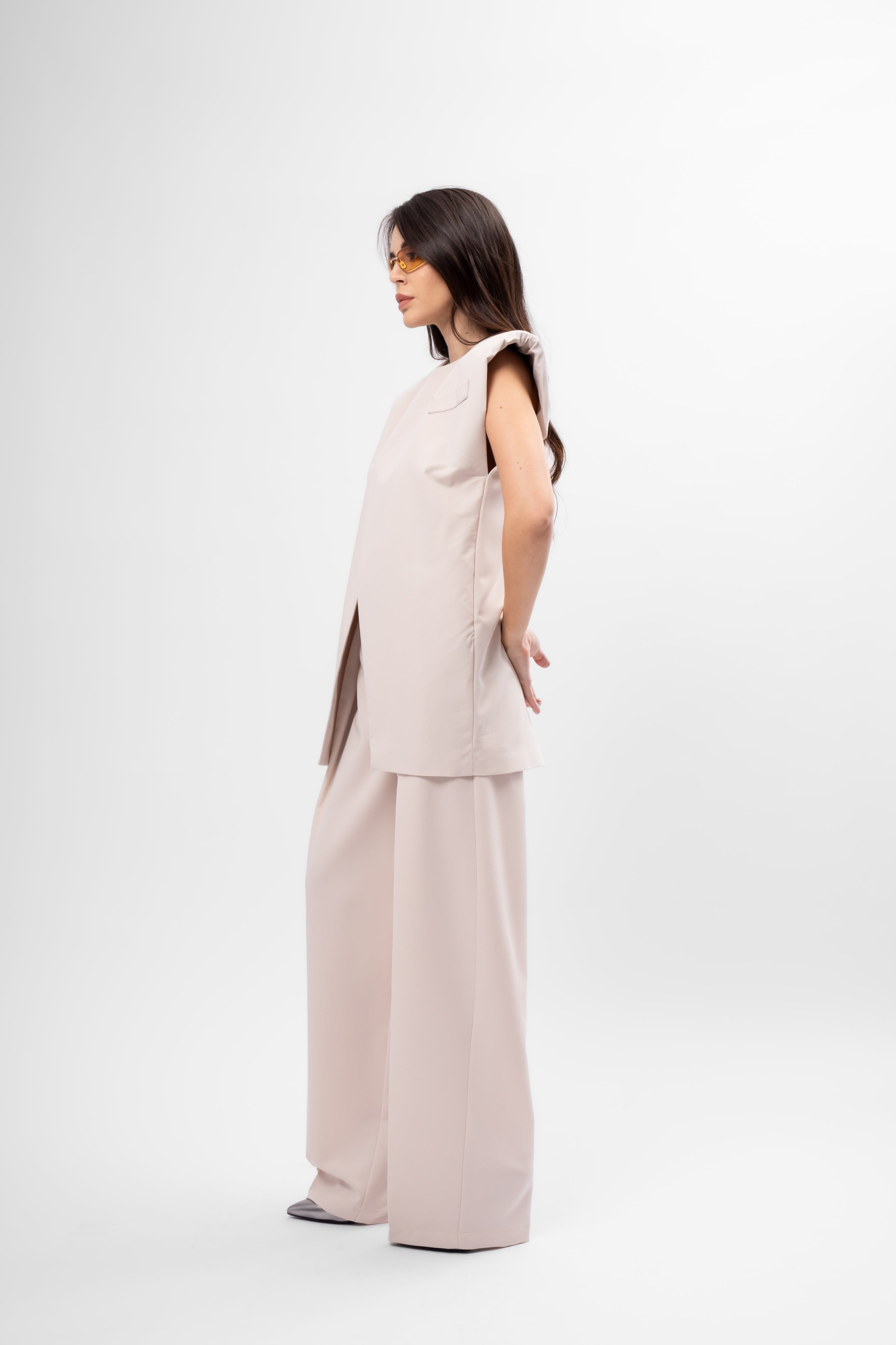 Set crem cu vestă și pantaloni cu pliu