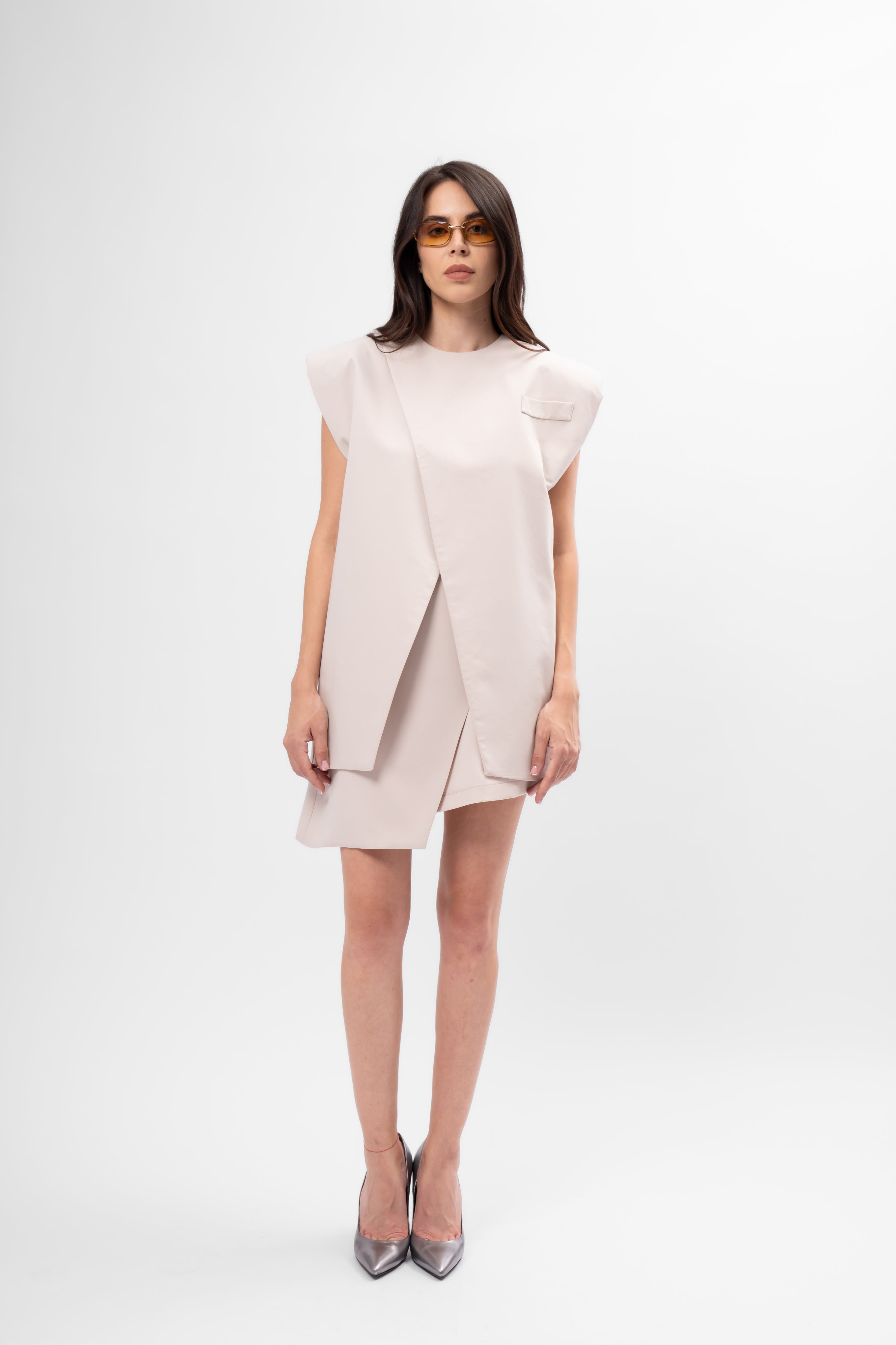 Set minimalist crem cu vestă și fustă asimetrică