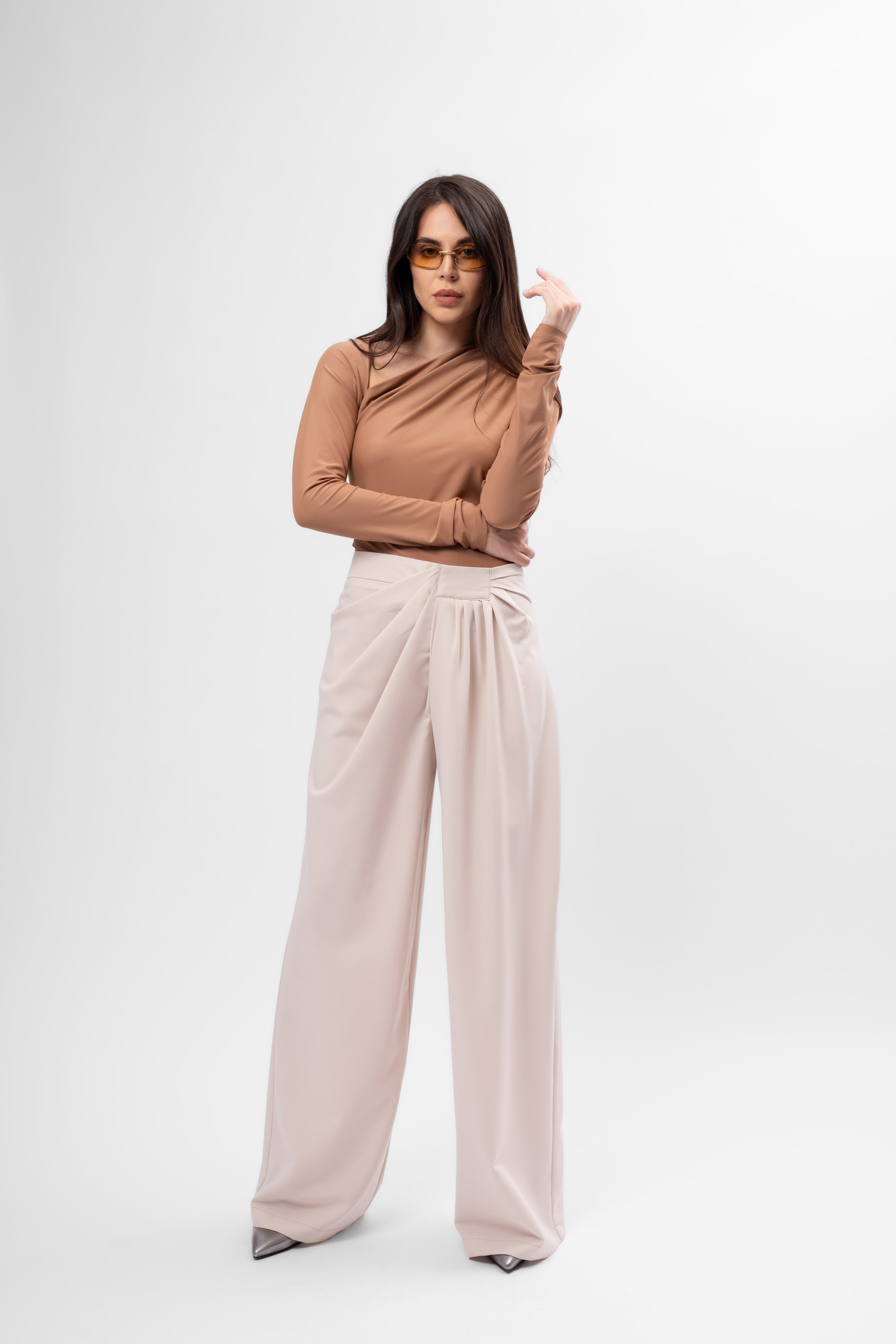 Pantaloni bej cu drapaj lateral