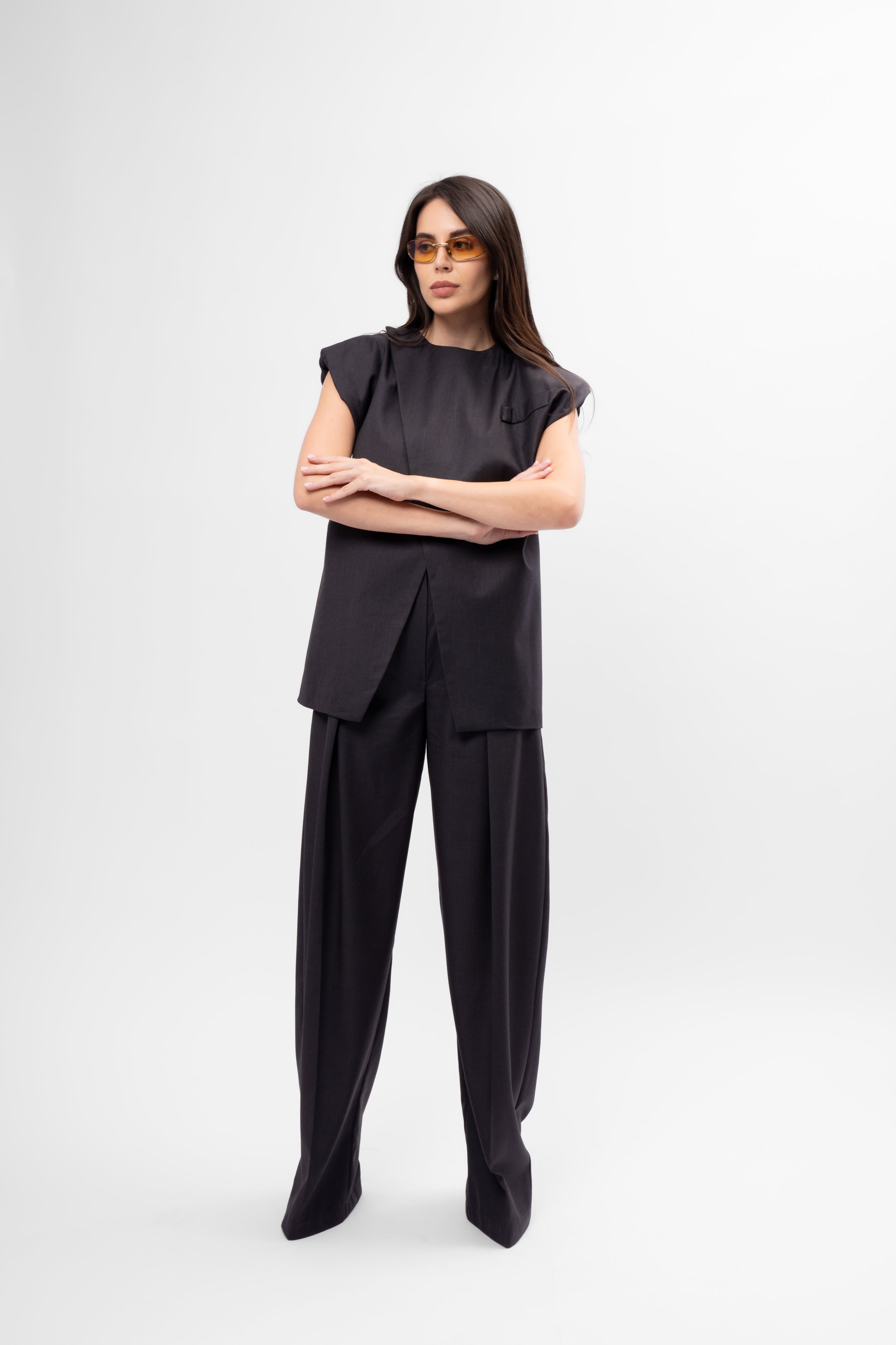 Set gri inchis cu vesta si pantaloni cu pliu