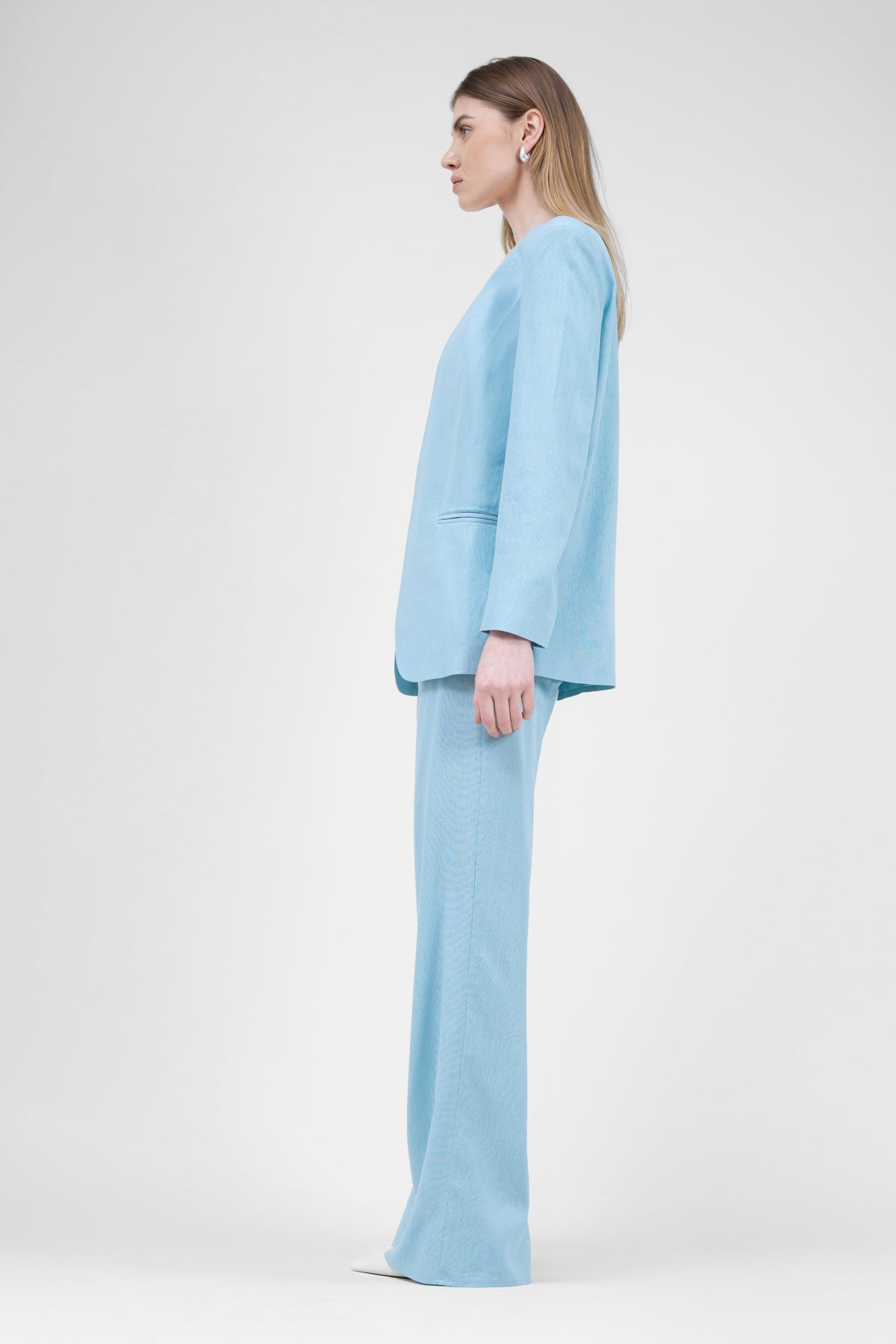 Costum de in baby blue cu sacou si pantaloni drepti