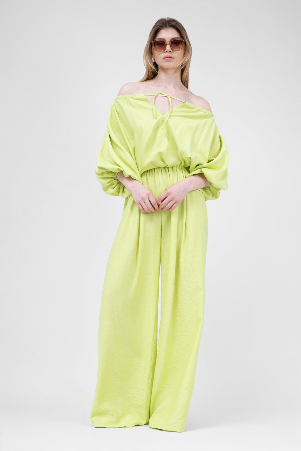 Set de in neon cu bluza vaporoasa si pantaloni cu pliuri