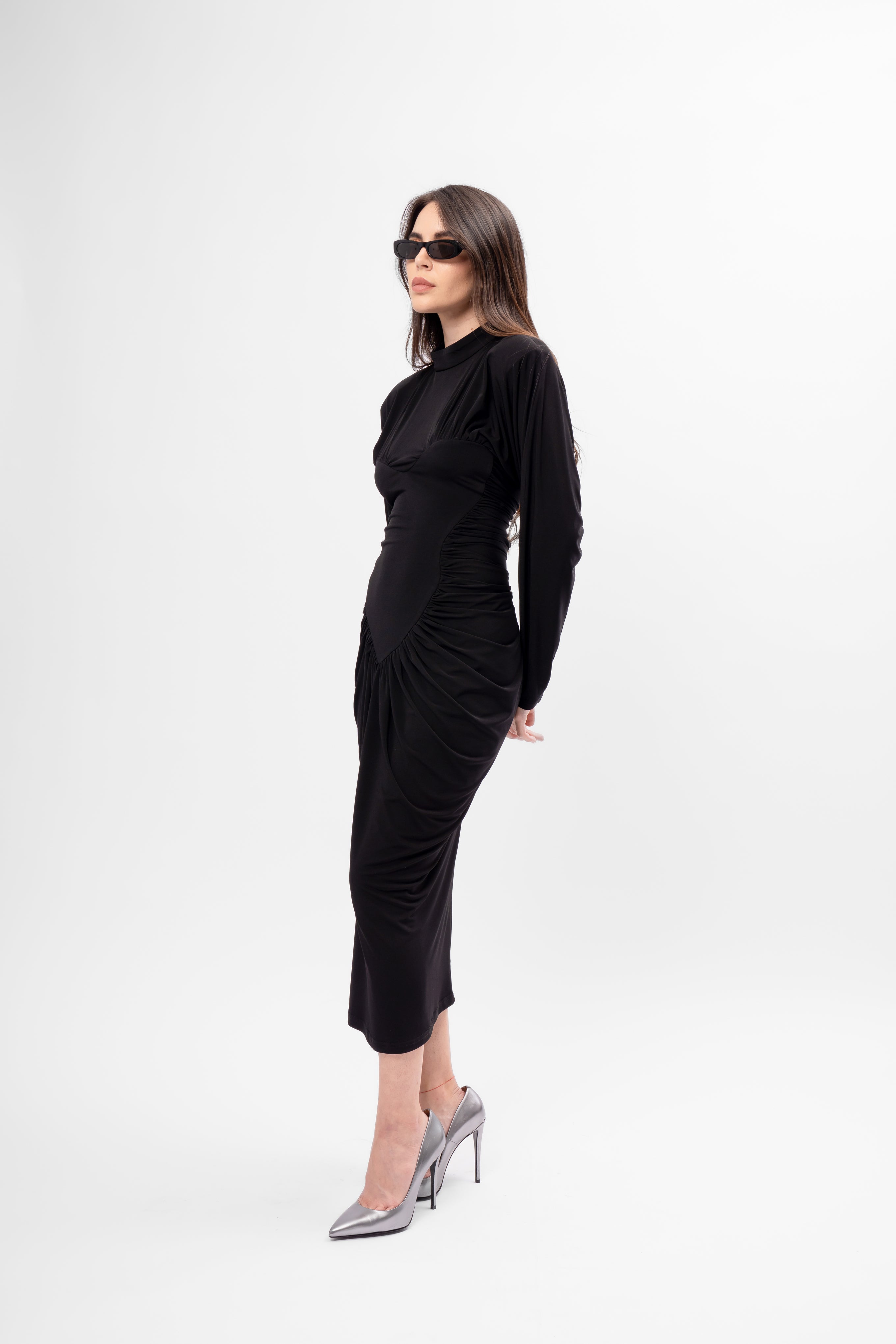 Rochie midi neagra cu detaliu în formă de inimă