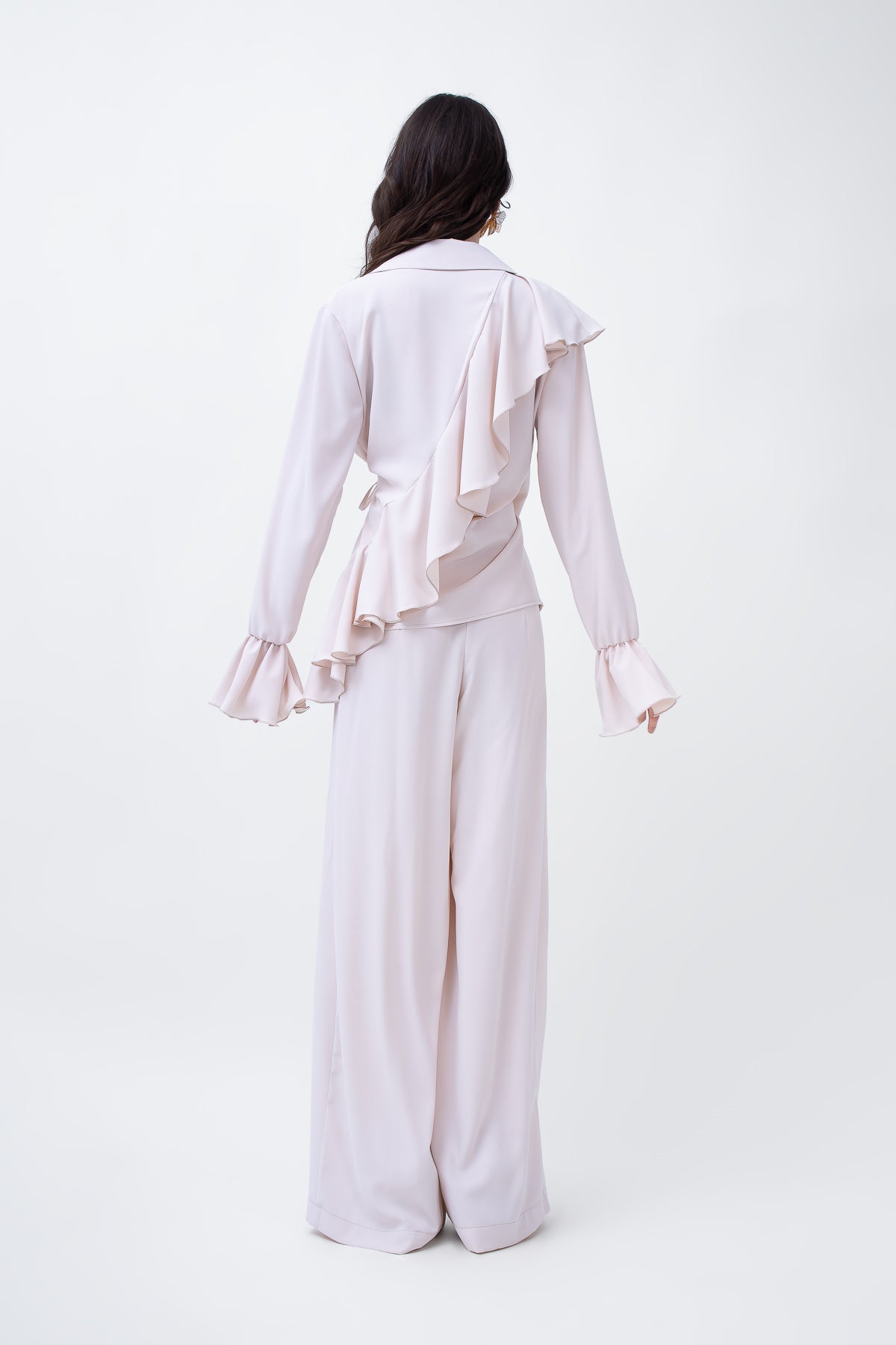 Set bej cu bluza petrecuta cu volane si pantaloni largi