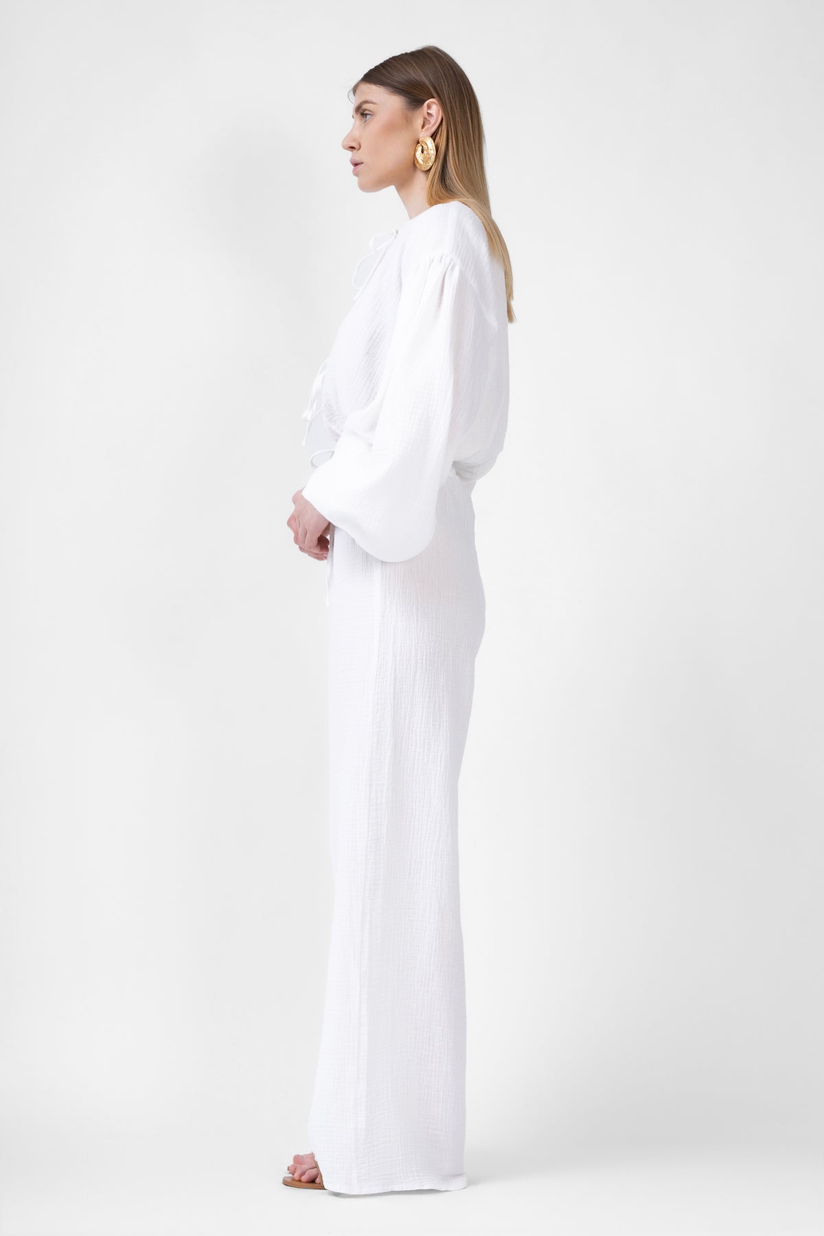 Set alb cu bluza cu funde si pantaloni lungi