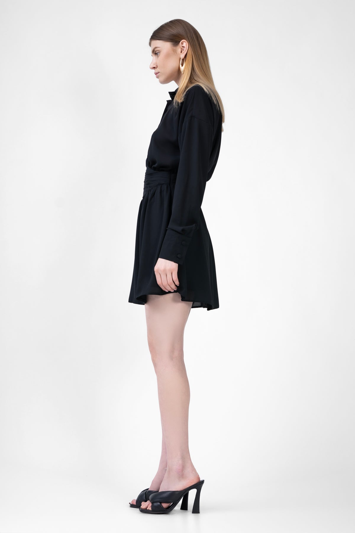 Rochie mini neagra cu nasturi si corset