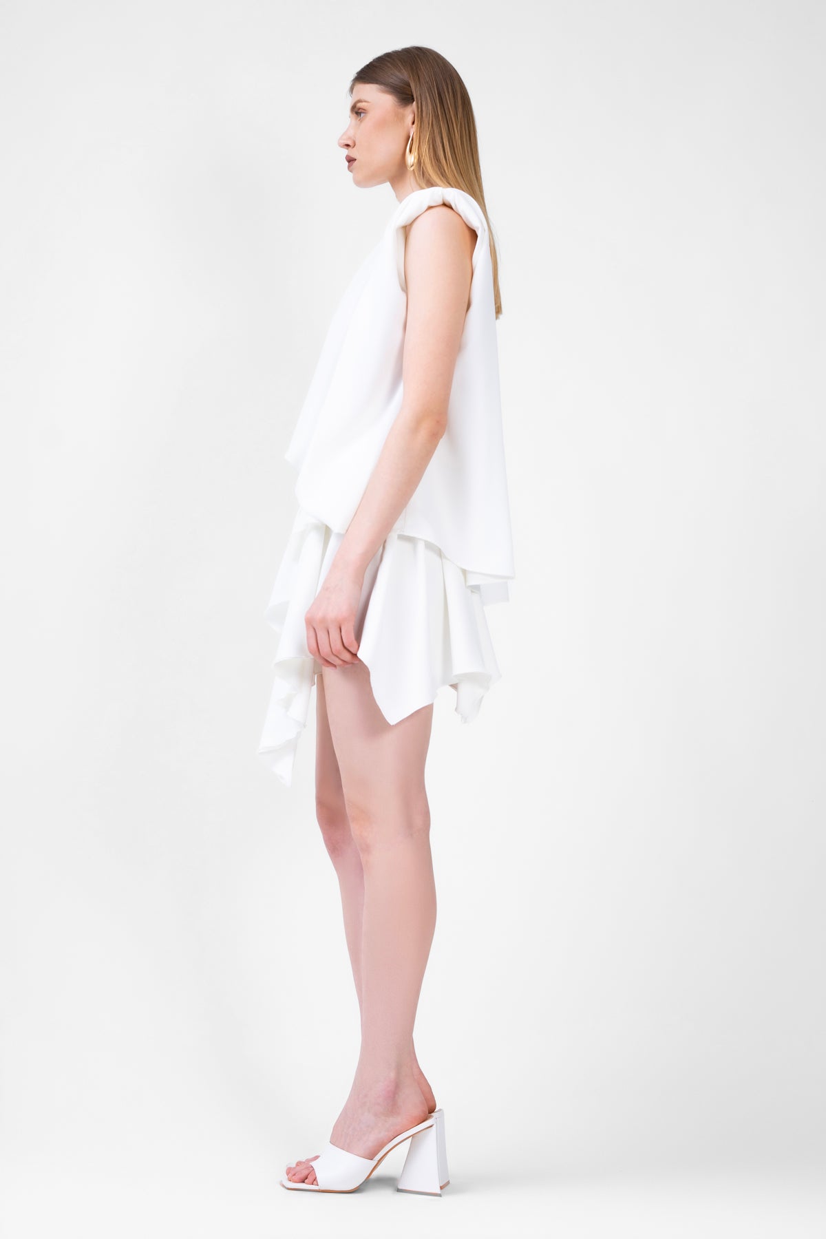 Set alb cu top drapat si fusta asimetrica