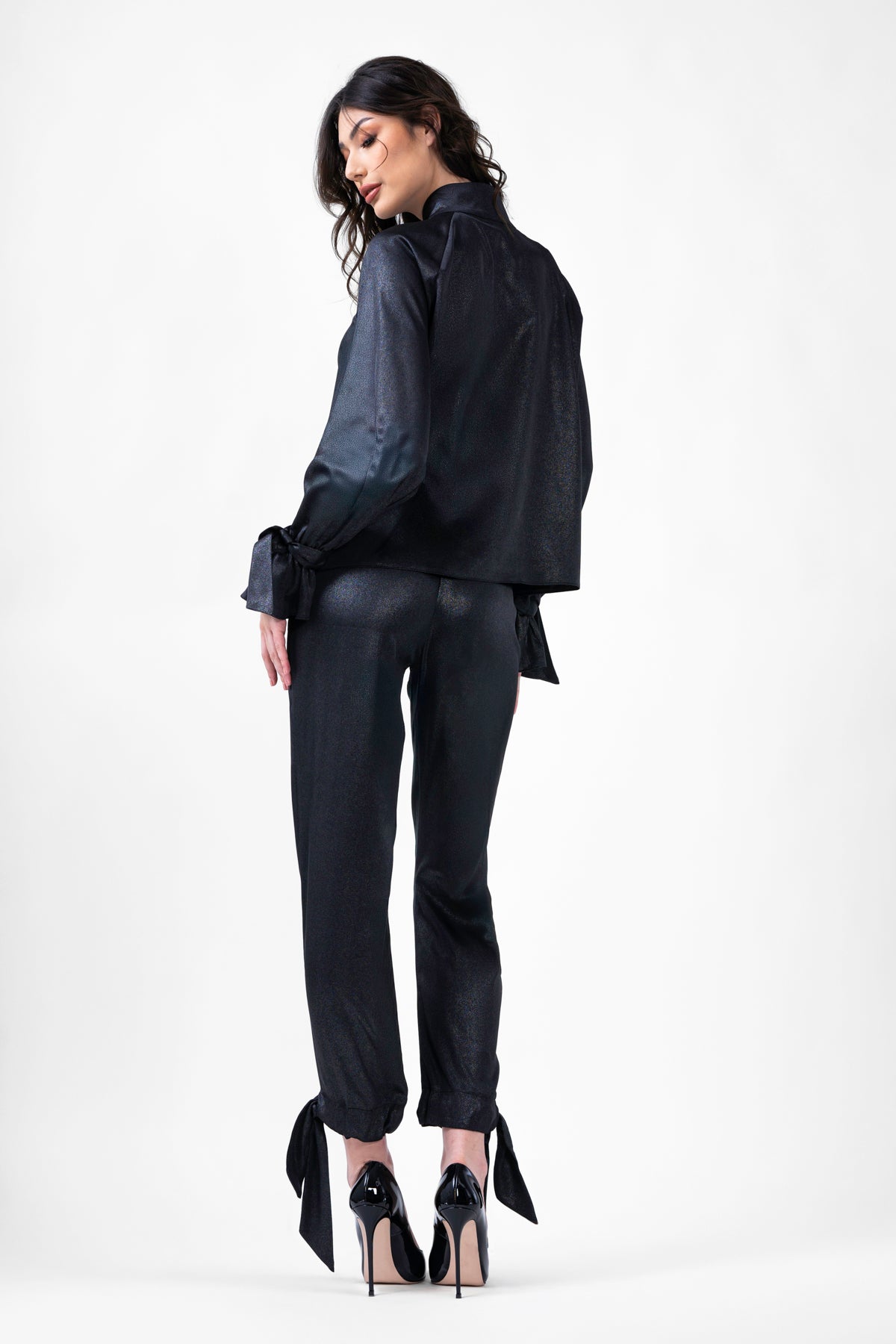 Set negru cu insertii cu bluza si pantaloni cu funde
