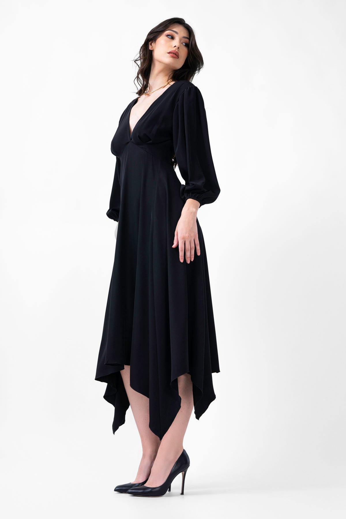 Rochie midi neagra cu clini si maneca midi