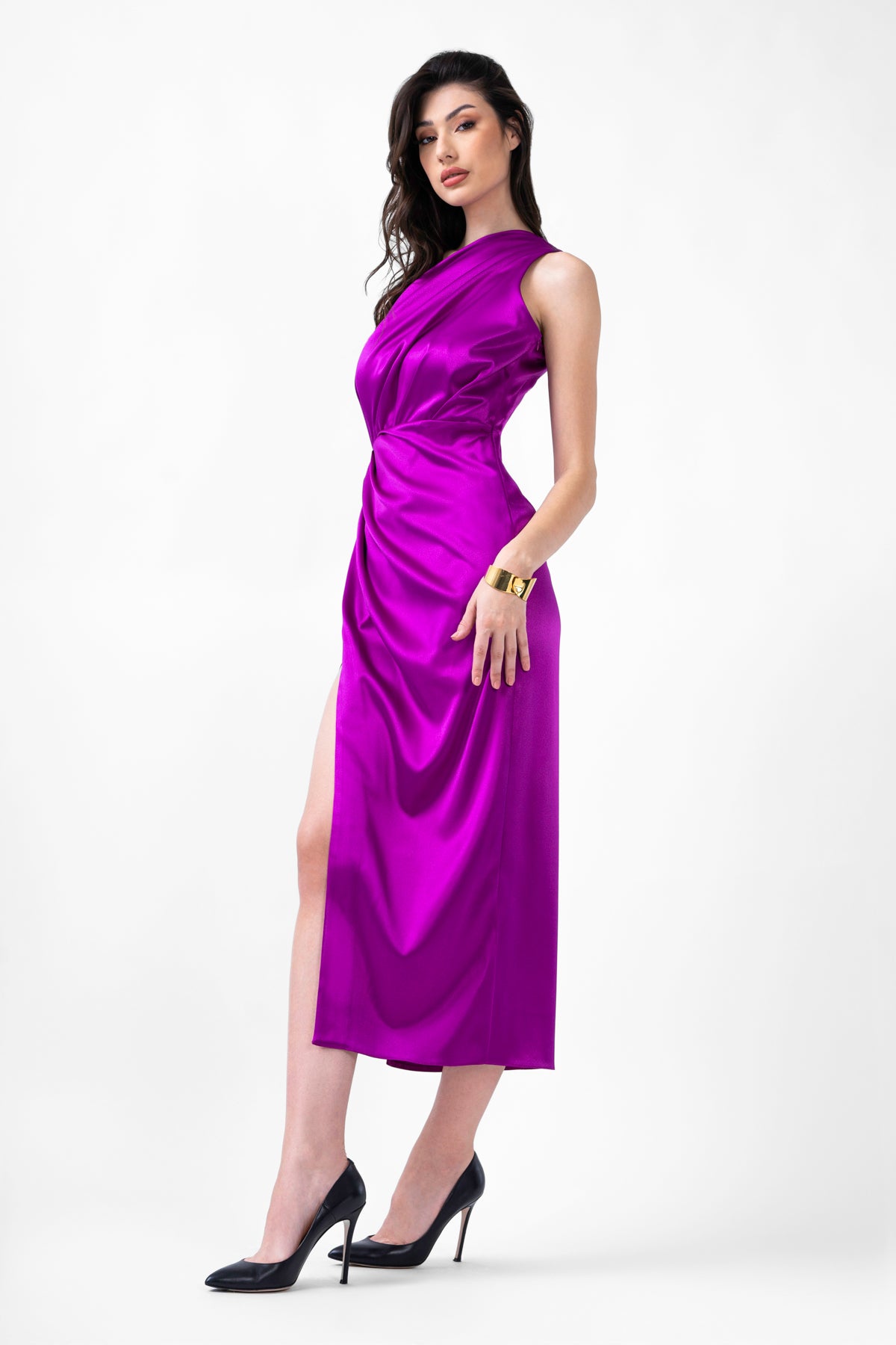 Rochie midi mov pe un umar cu crapatura pe picior