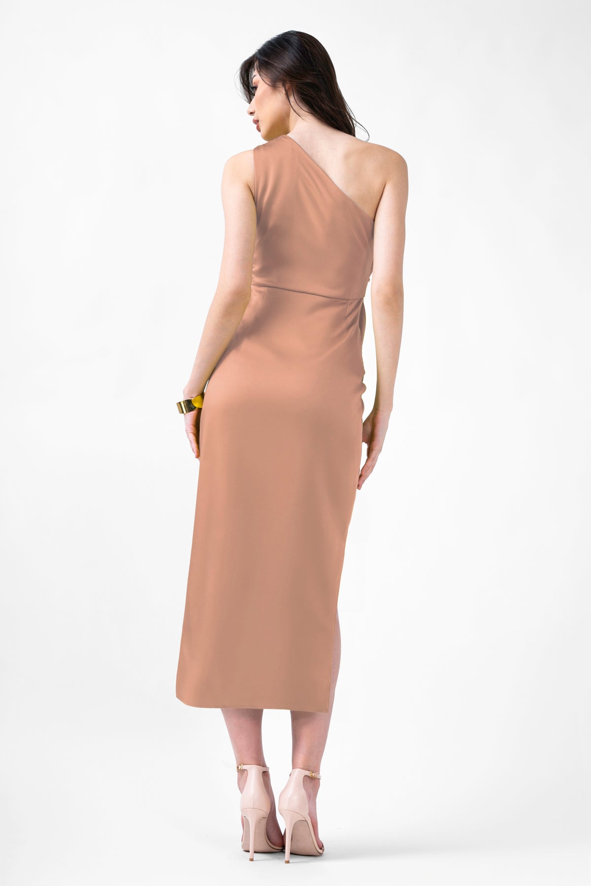 Rochie midi gold pe un umar cu crapatura pe picior