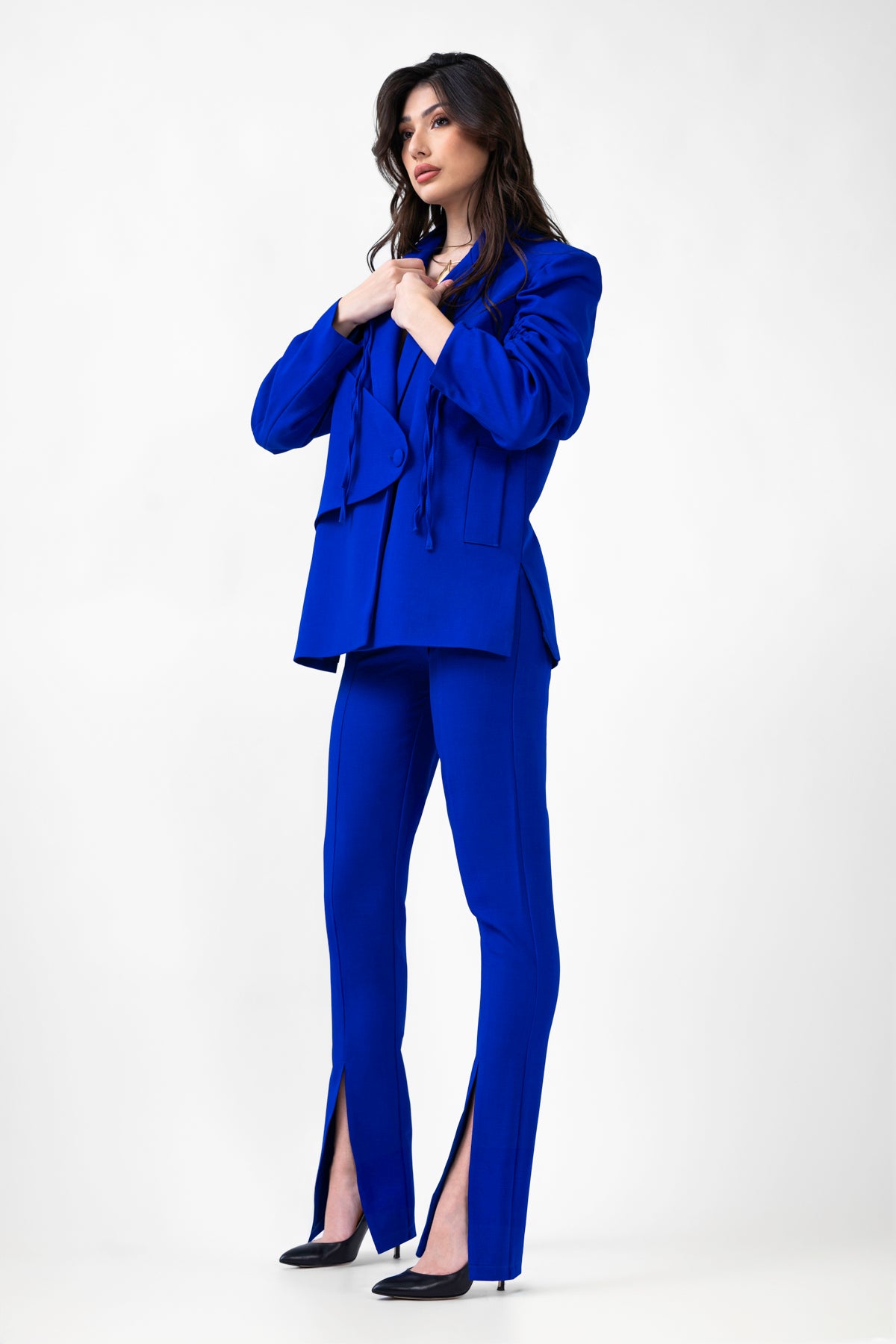Costum albastru electric cu sireturi si pantaloni slim fit