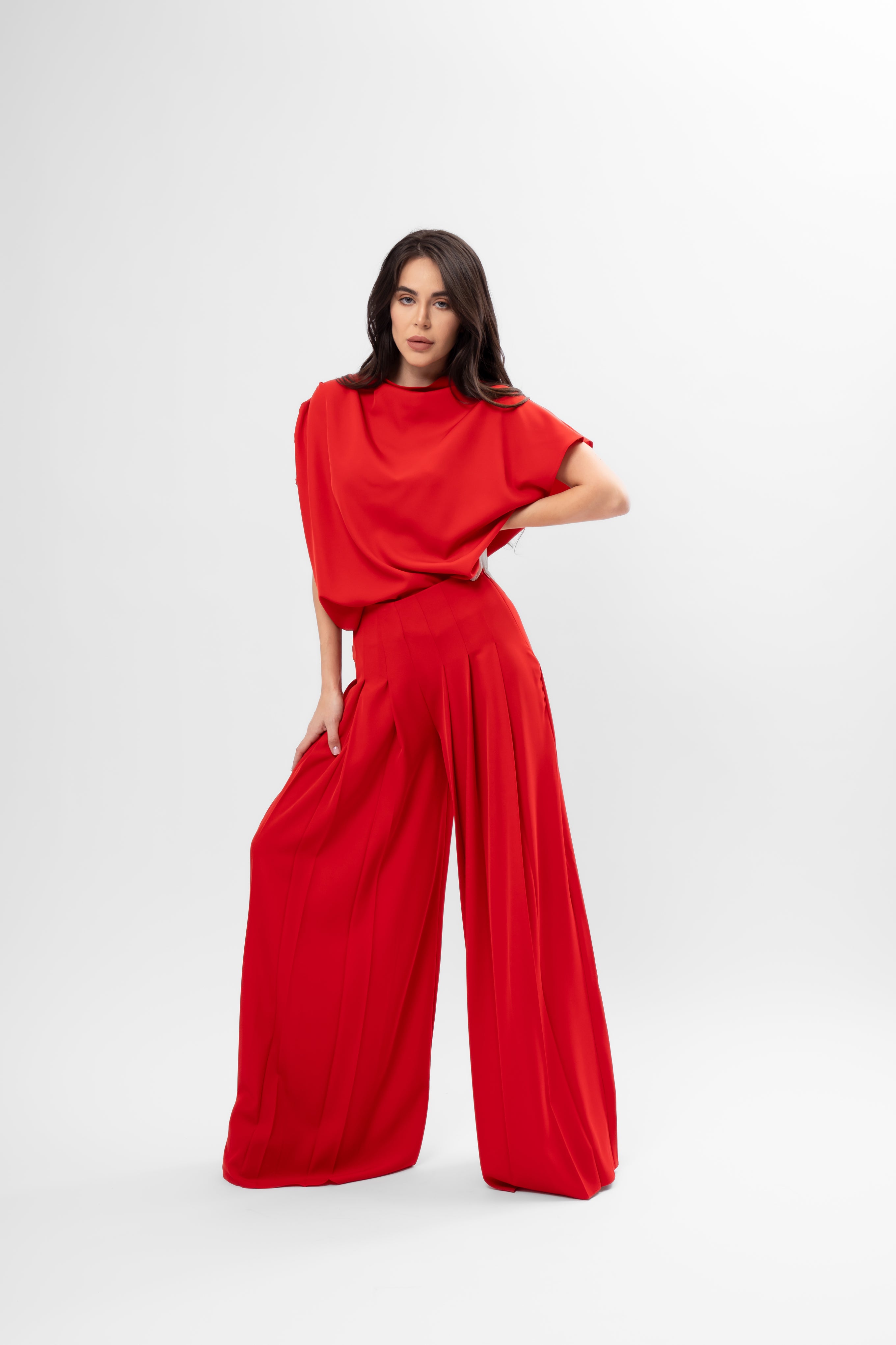 Set Roșu cu Drapaje și Pantaloni cu Pliuri