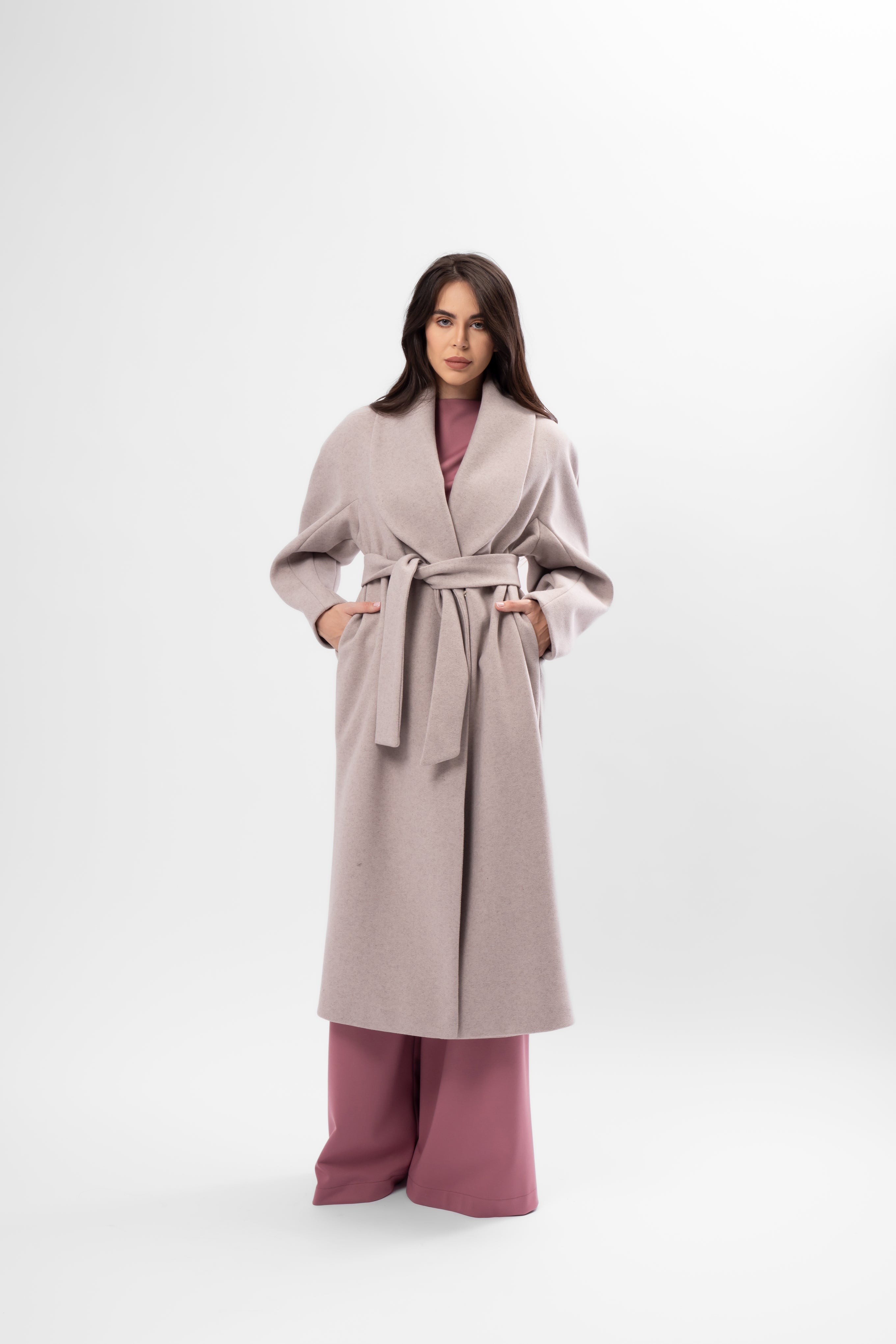 Palton lung în nuanță taupe crem cu croială oversized și rever amplu