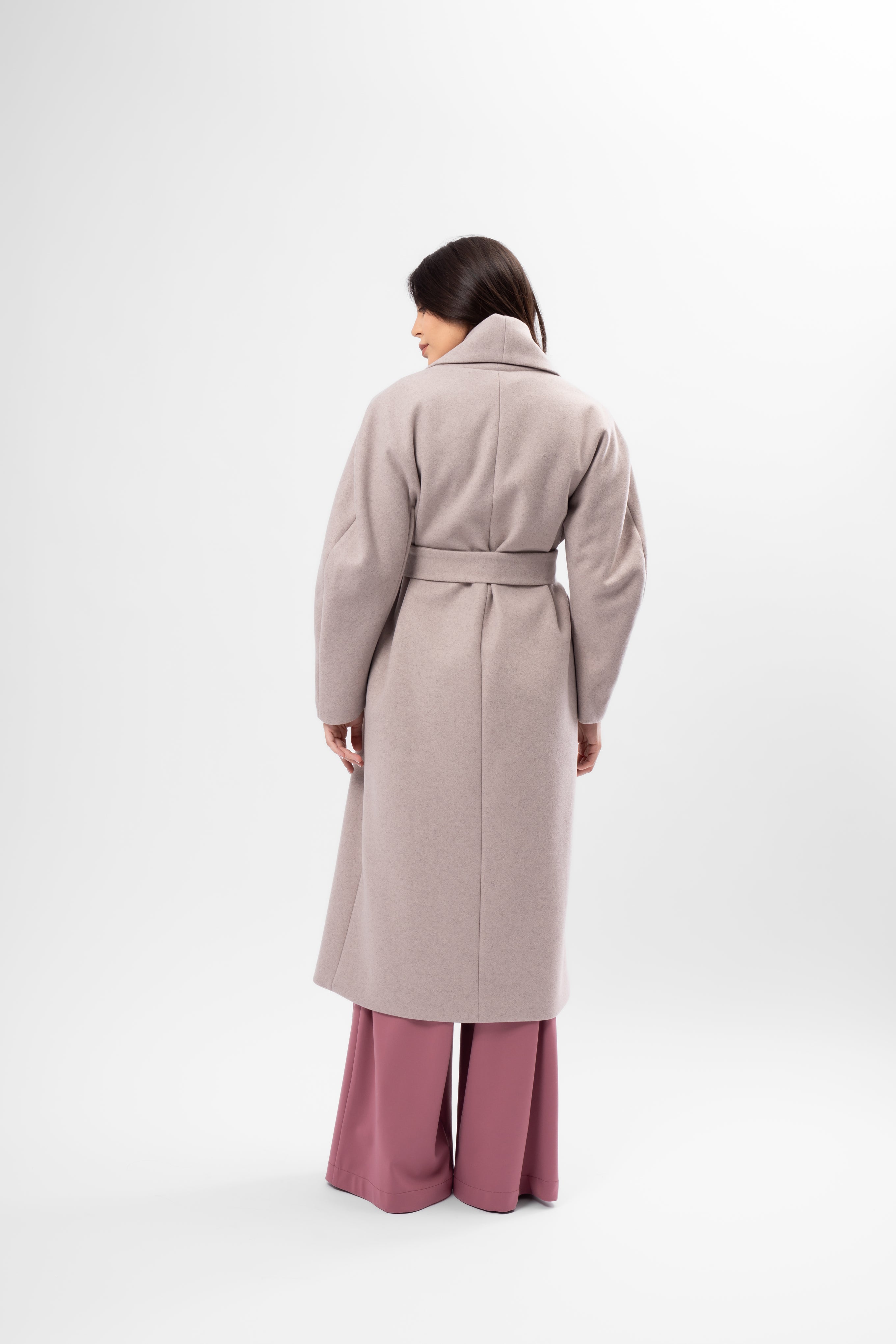 Palton lung în nuanță taupe crem cu croială oversized și rever amplu