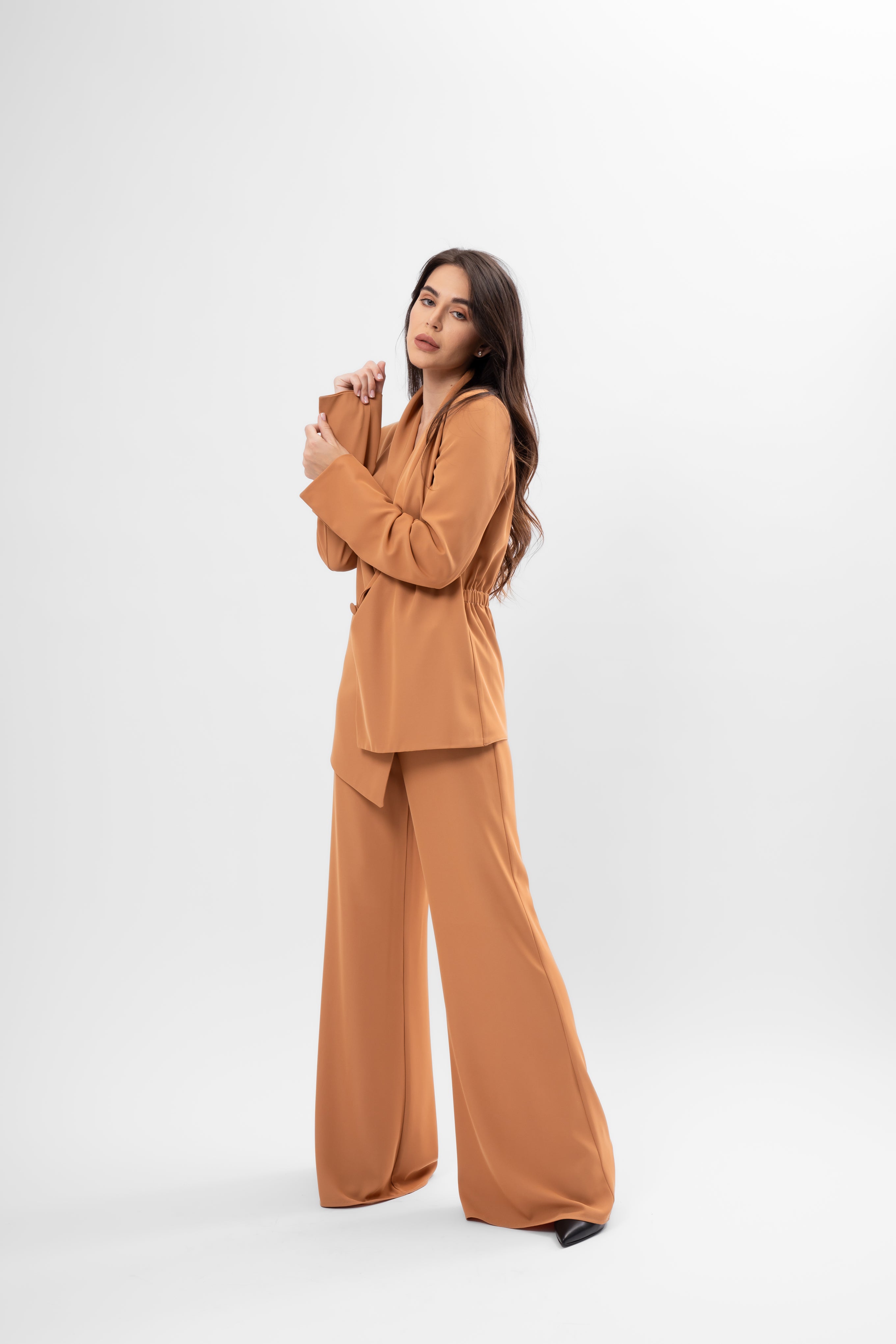 Set caramel cu sacou petrecut și pantaloni flared