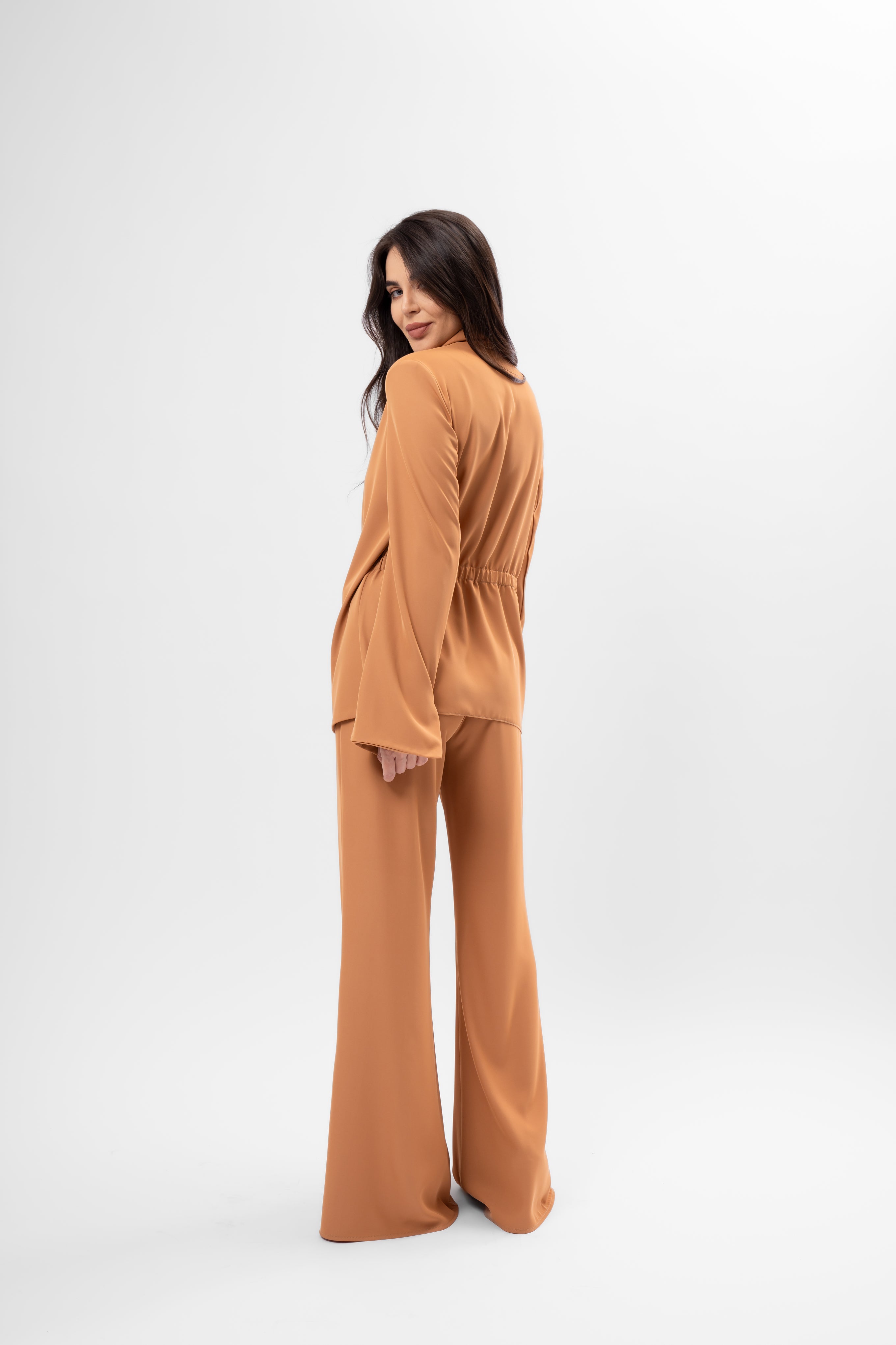 Set caramel cu sacou petrecut și pantaloni flared