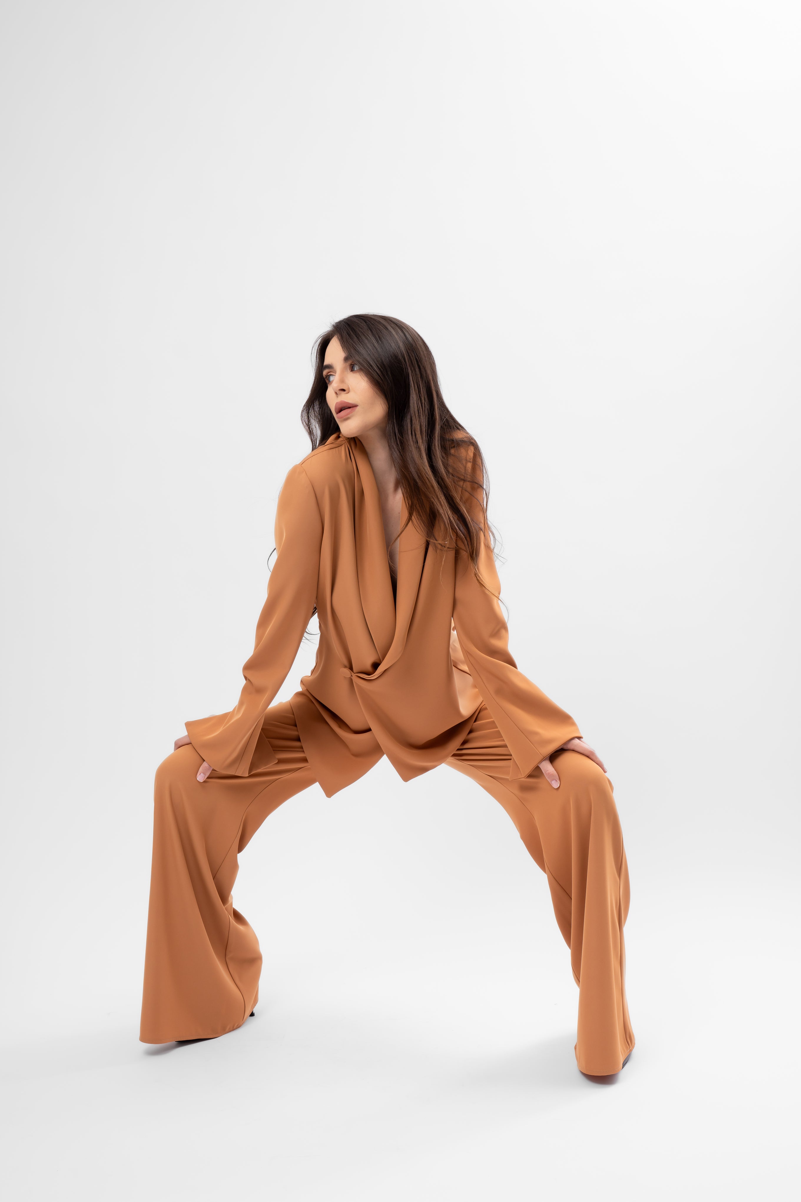 Set caramel cu sacou petrecut și pantaloni flared