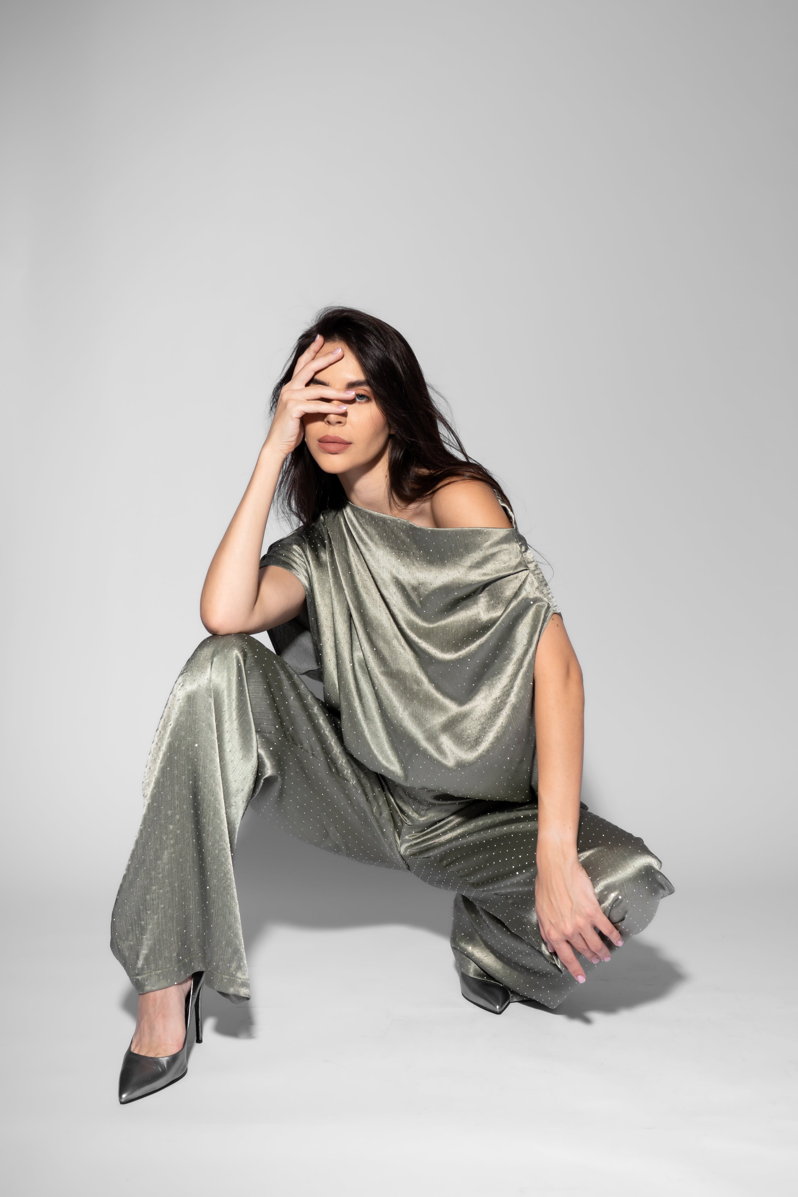 Set Khaki Metalizat cu Top Asimetric și Pantaloni Largi