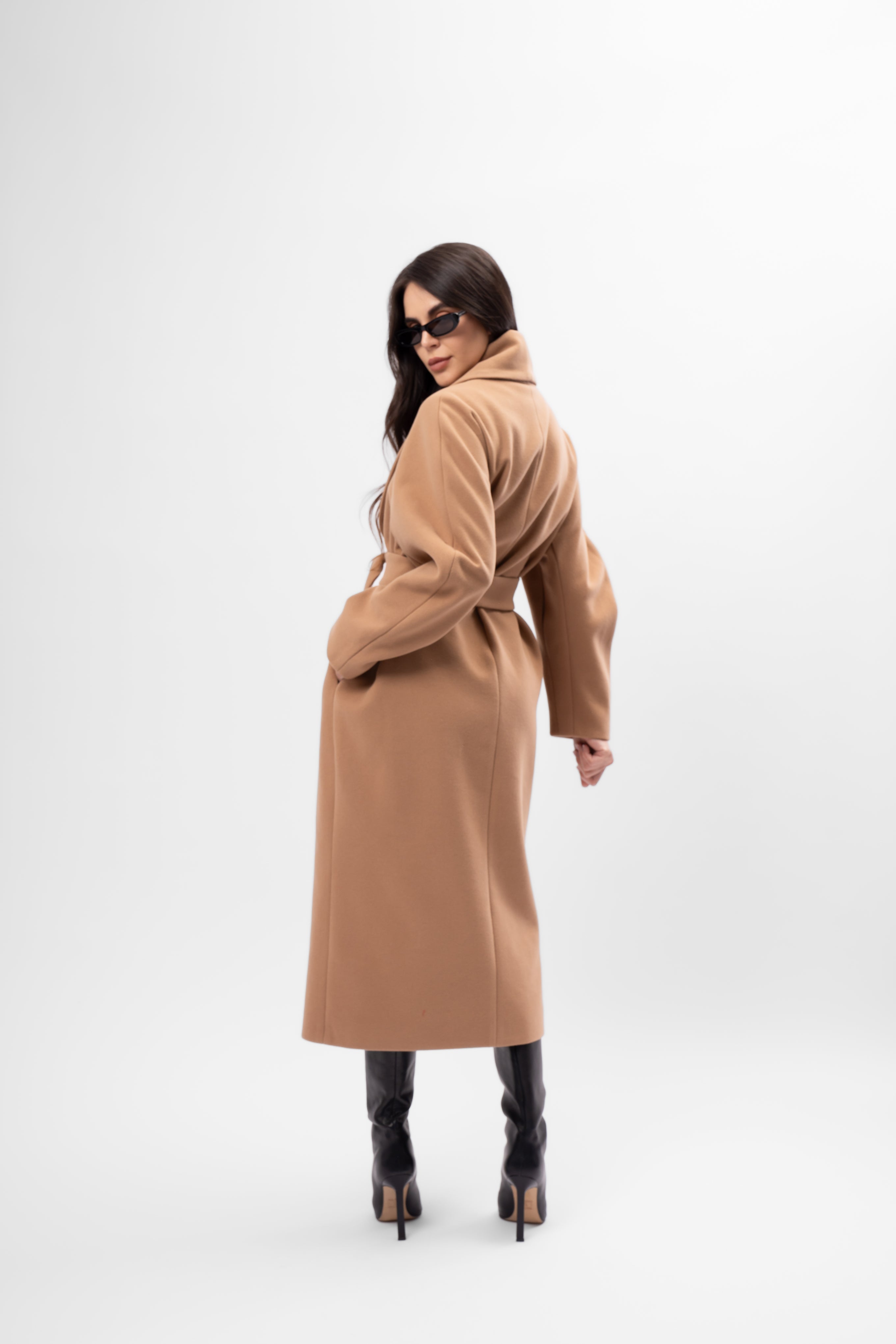 Palton lung camel cu croială oversized și rever amplu
