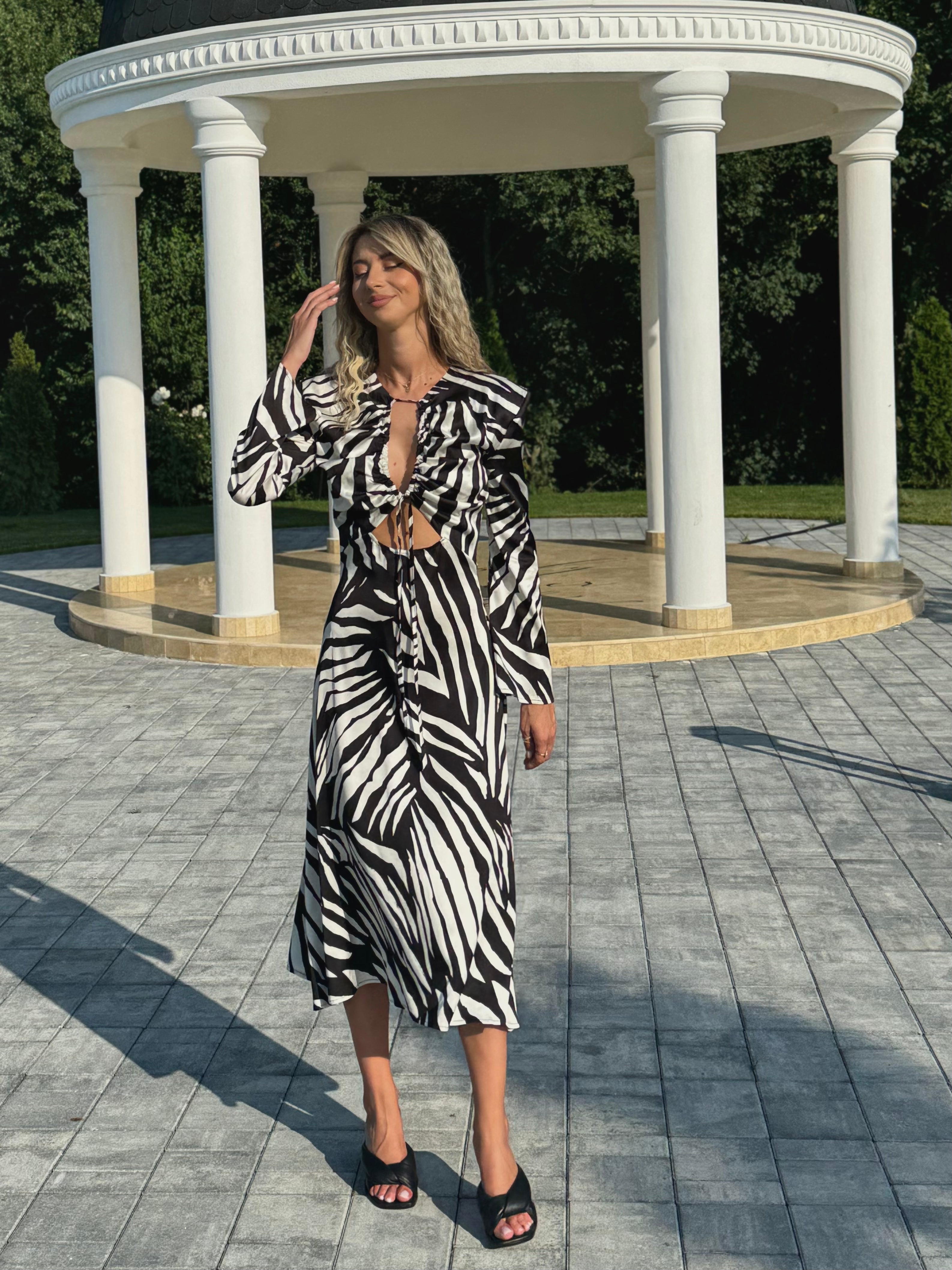 Rochie midi cu imprimeu zebră alb-negru și decupaje