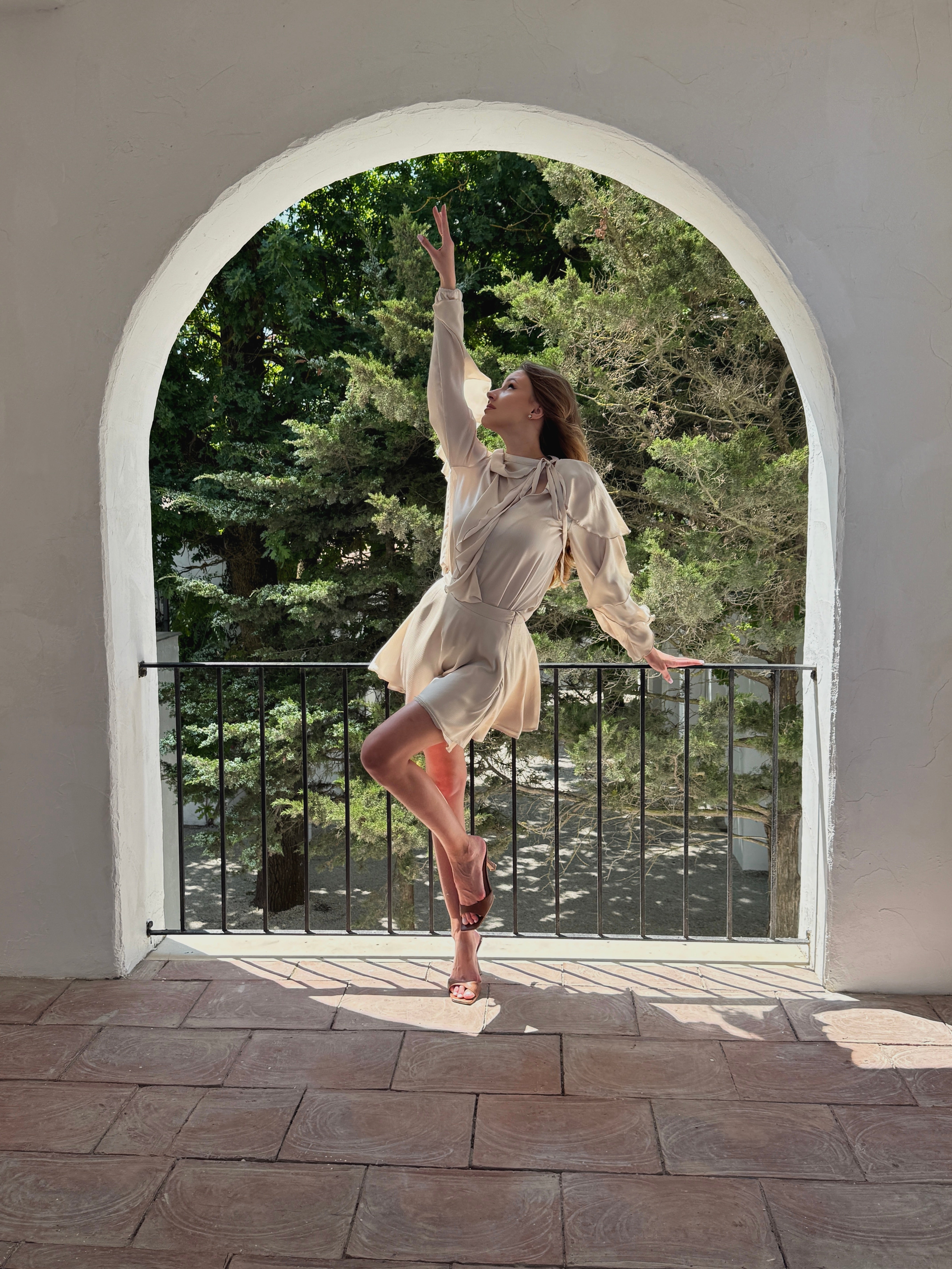 Set de două piese cu volane mov și bluză cu nod la gât