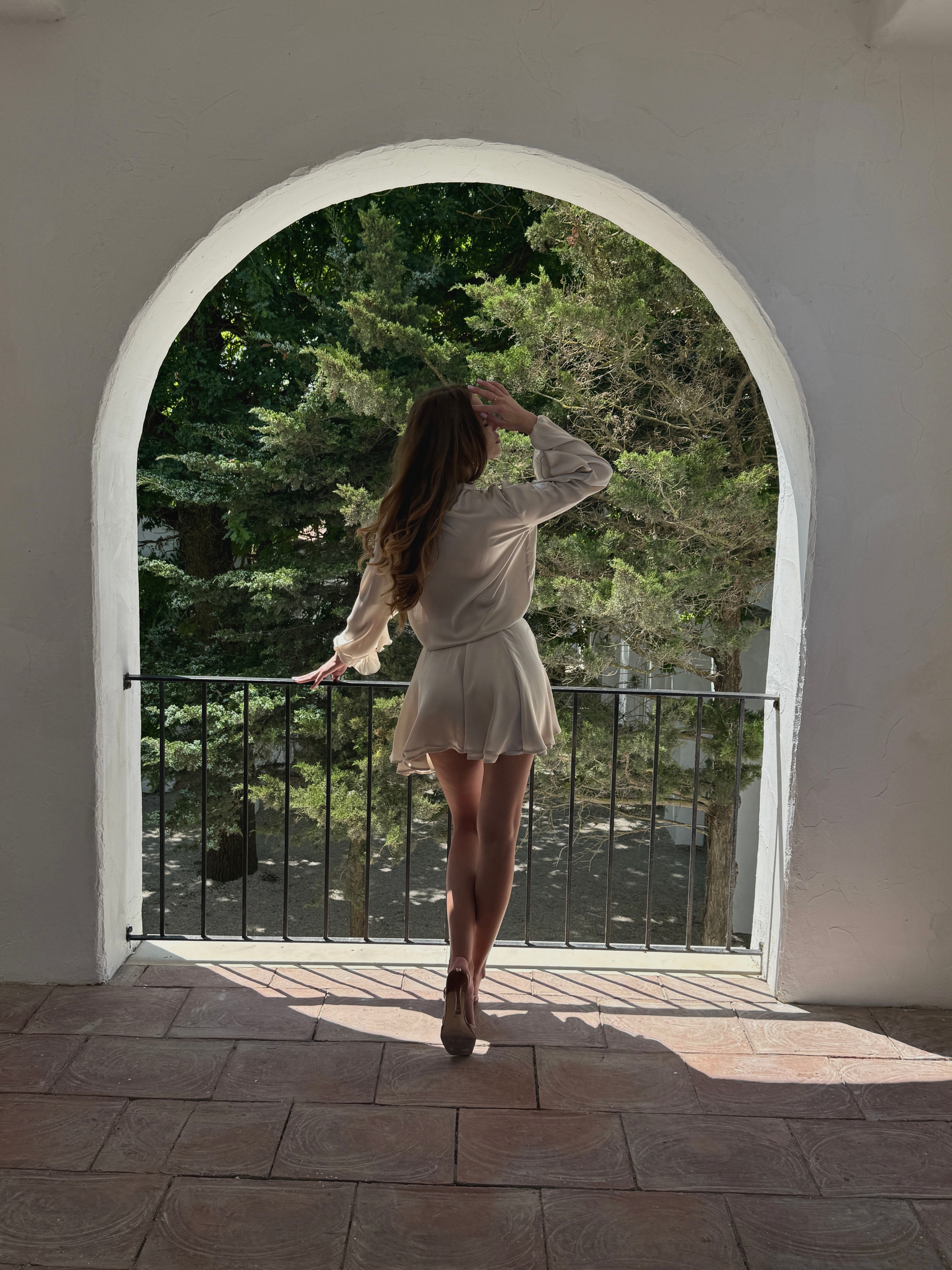 Set de două piese cu volane mov și bluză cu nod la gât