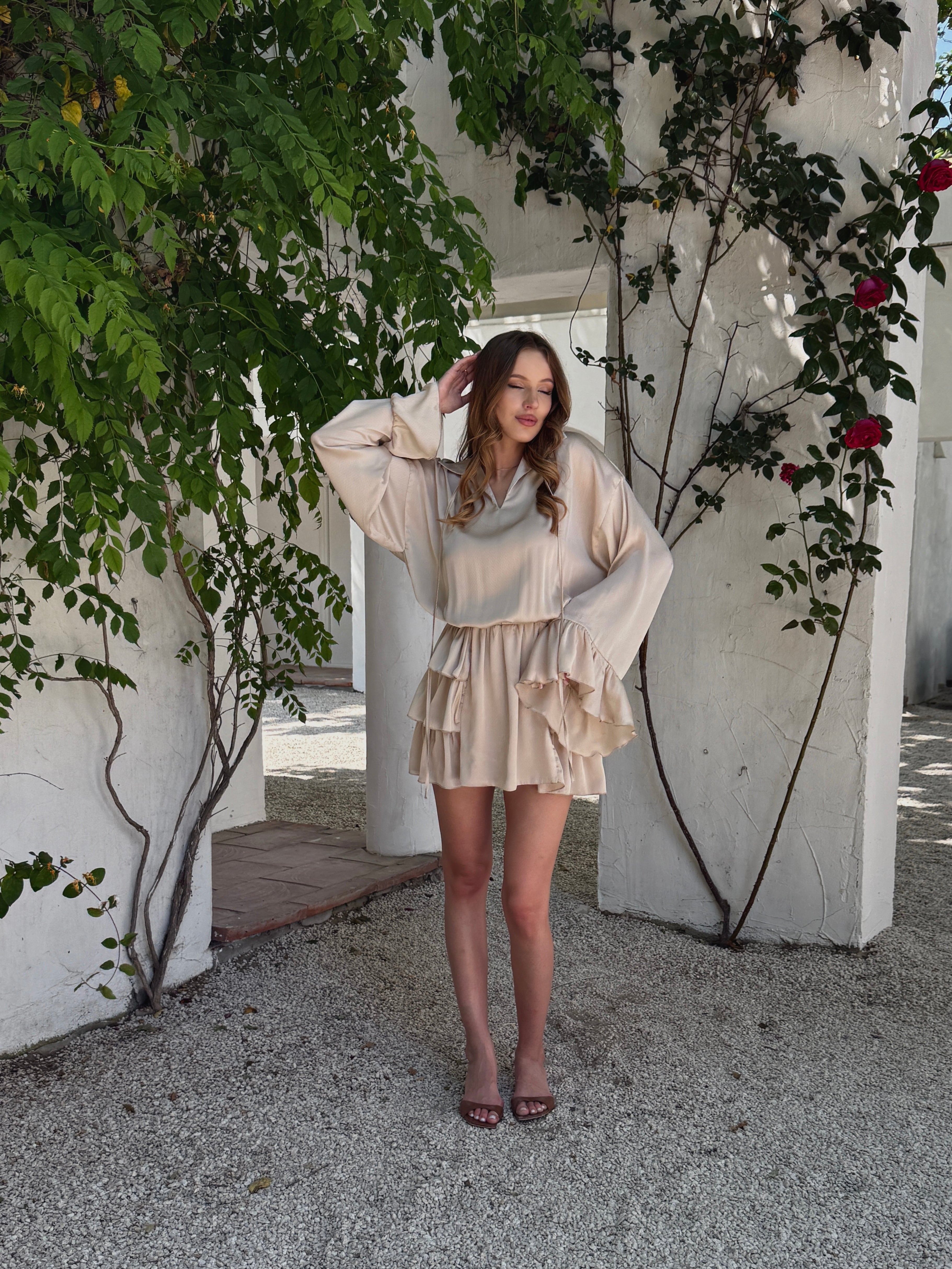 Rochie mini bej cu guler nou, mâneci clopot și fustă cu volane în straturi