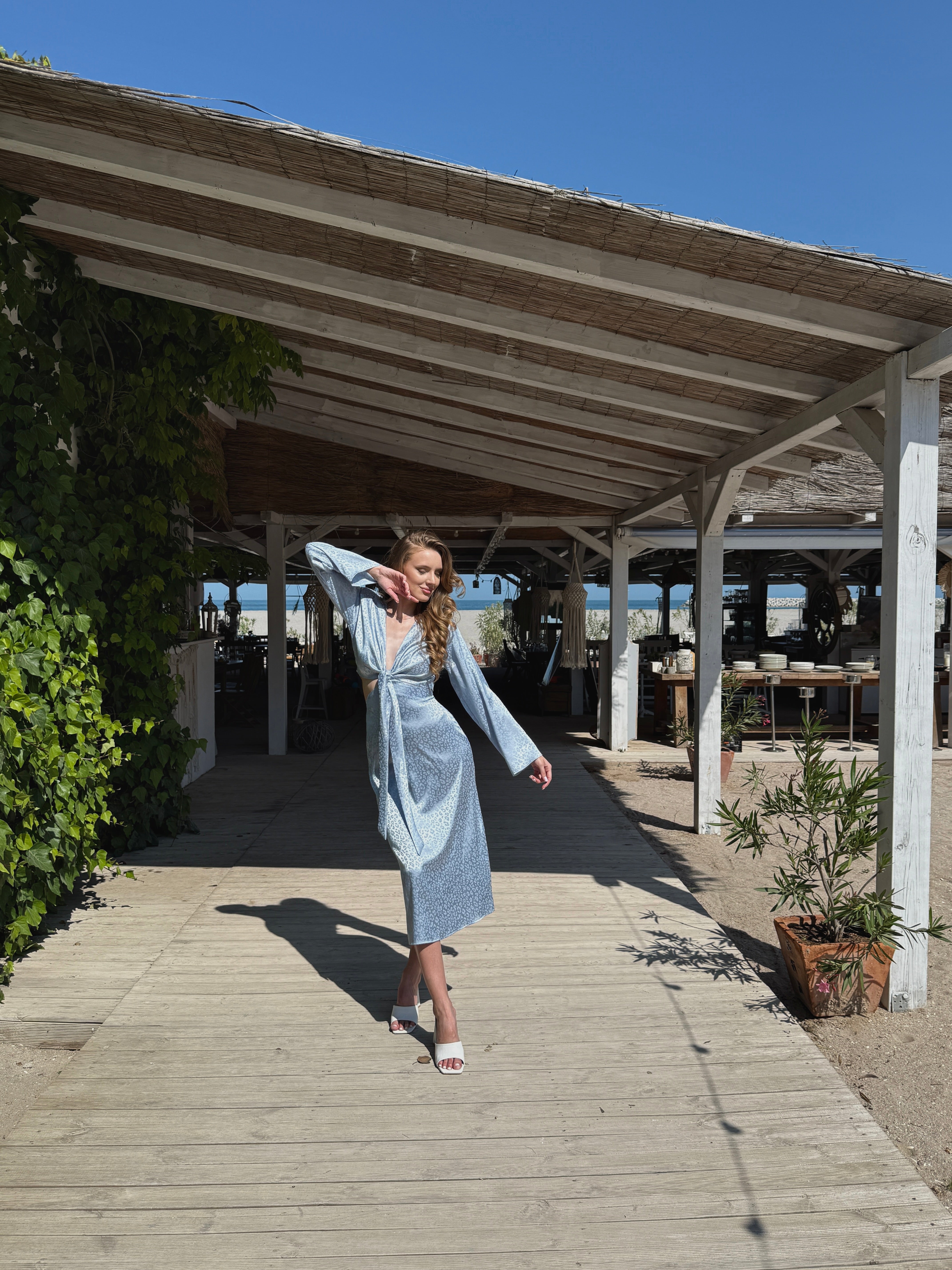 Rochie midi albastru-pudră cu imprimeu leopard și decupaje, cu mâneci clopot