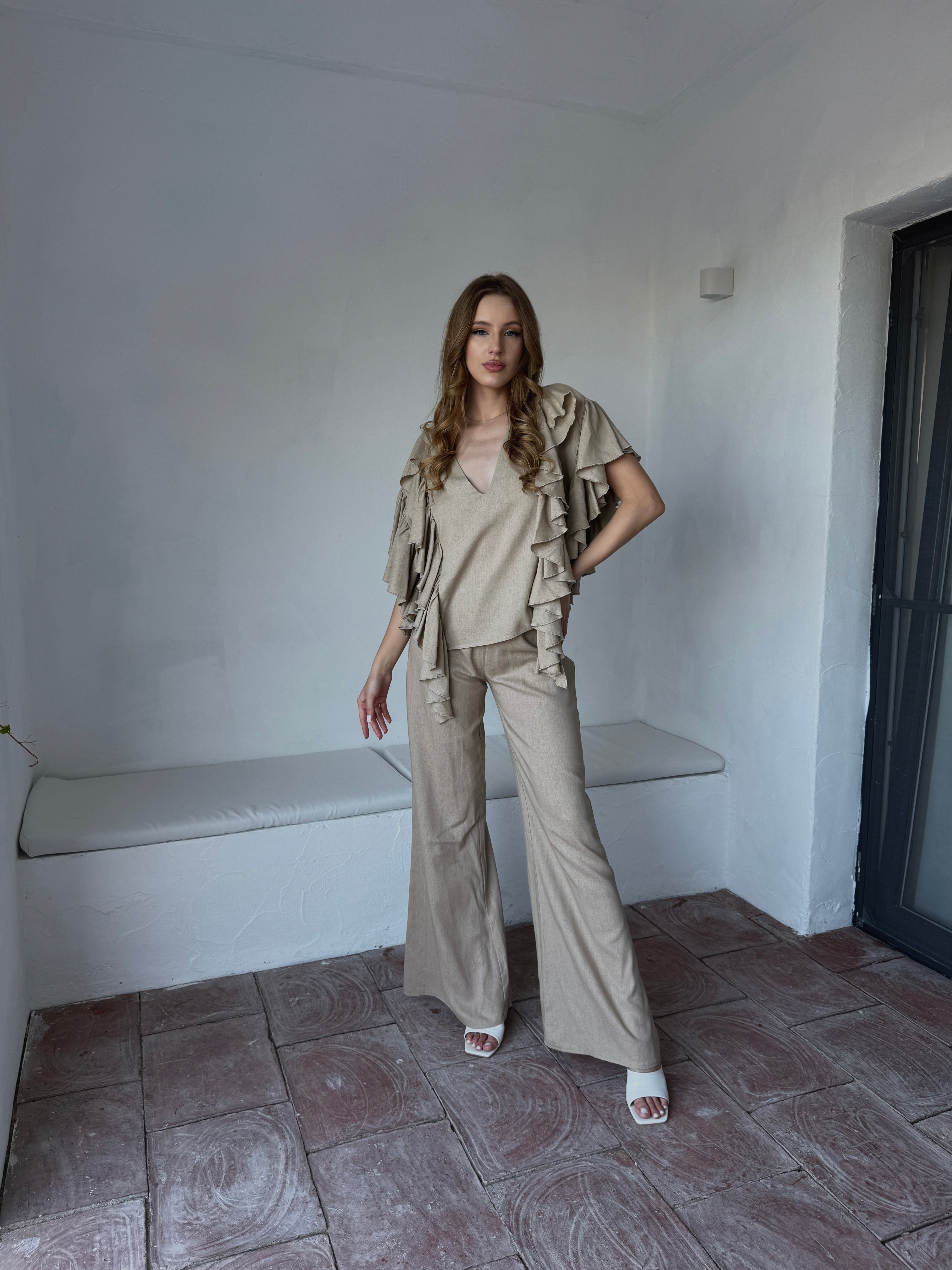 Set negru cu volane și pantaloni cu croi larg evazați