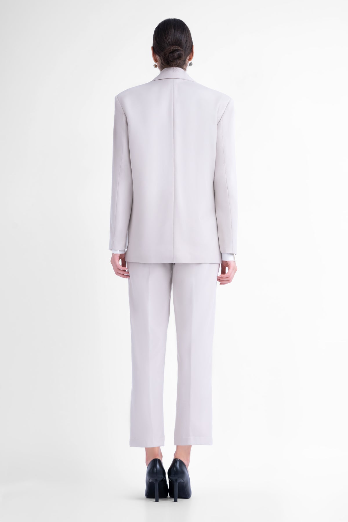 Ivoire suit with regular blazer and cropped trousers