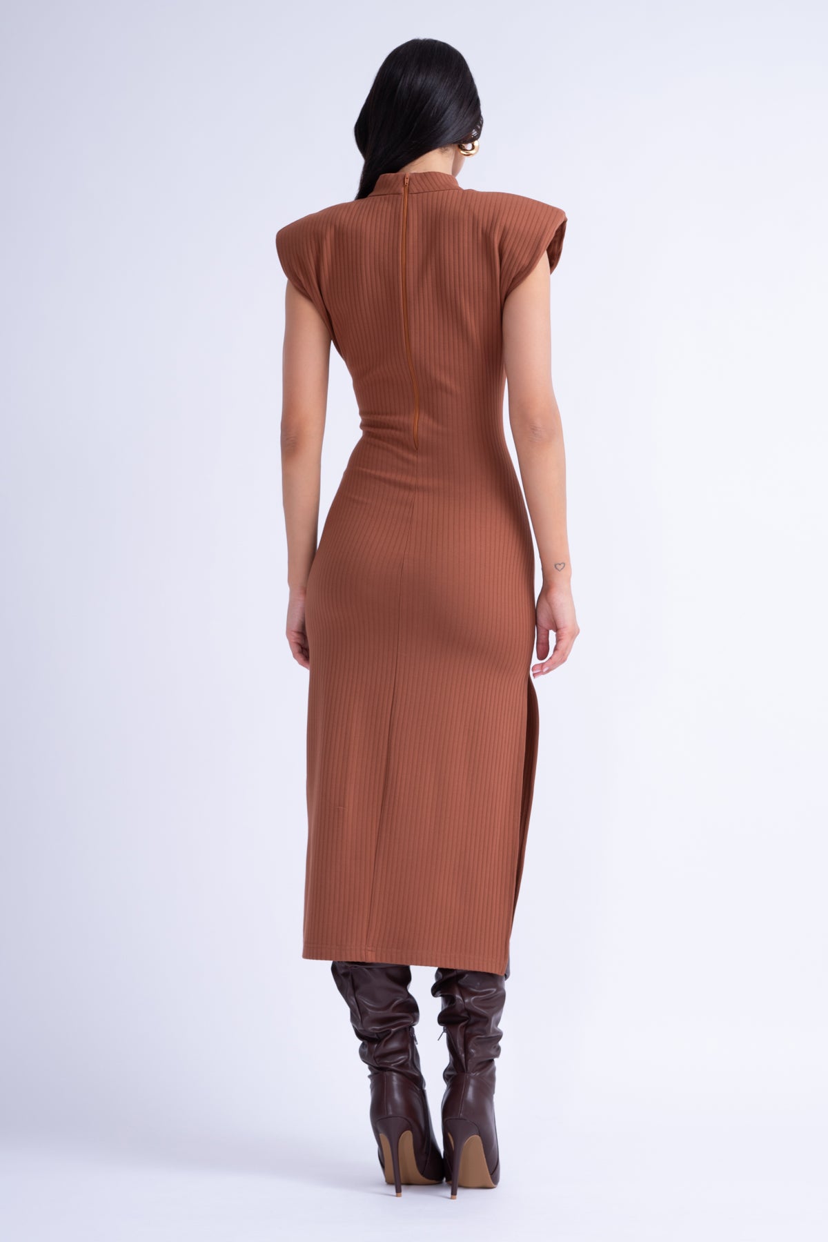 Brown Midi Dress With Oversized Shoulders And Side Slit