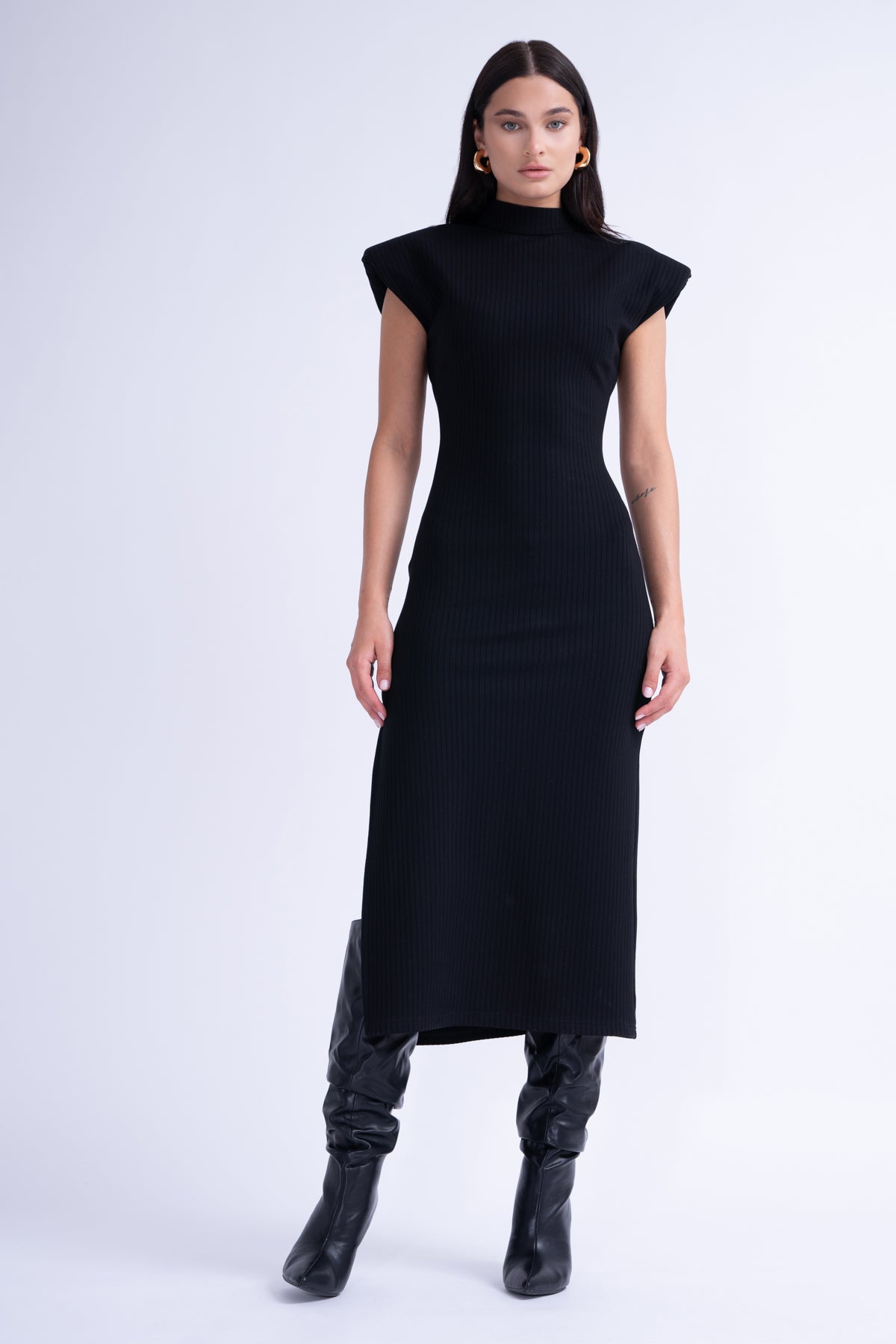 Rochie Midi Neagra cu Umeri Supradimensionati si Slit