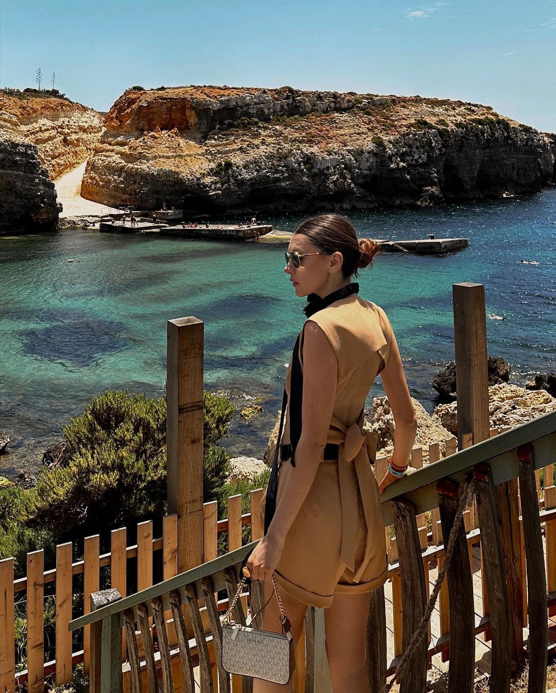 Costum camel cu vesta si pantaloni scurti