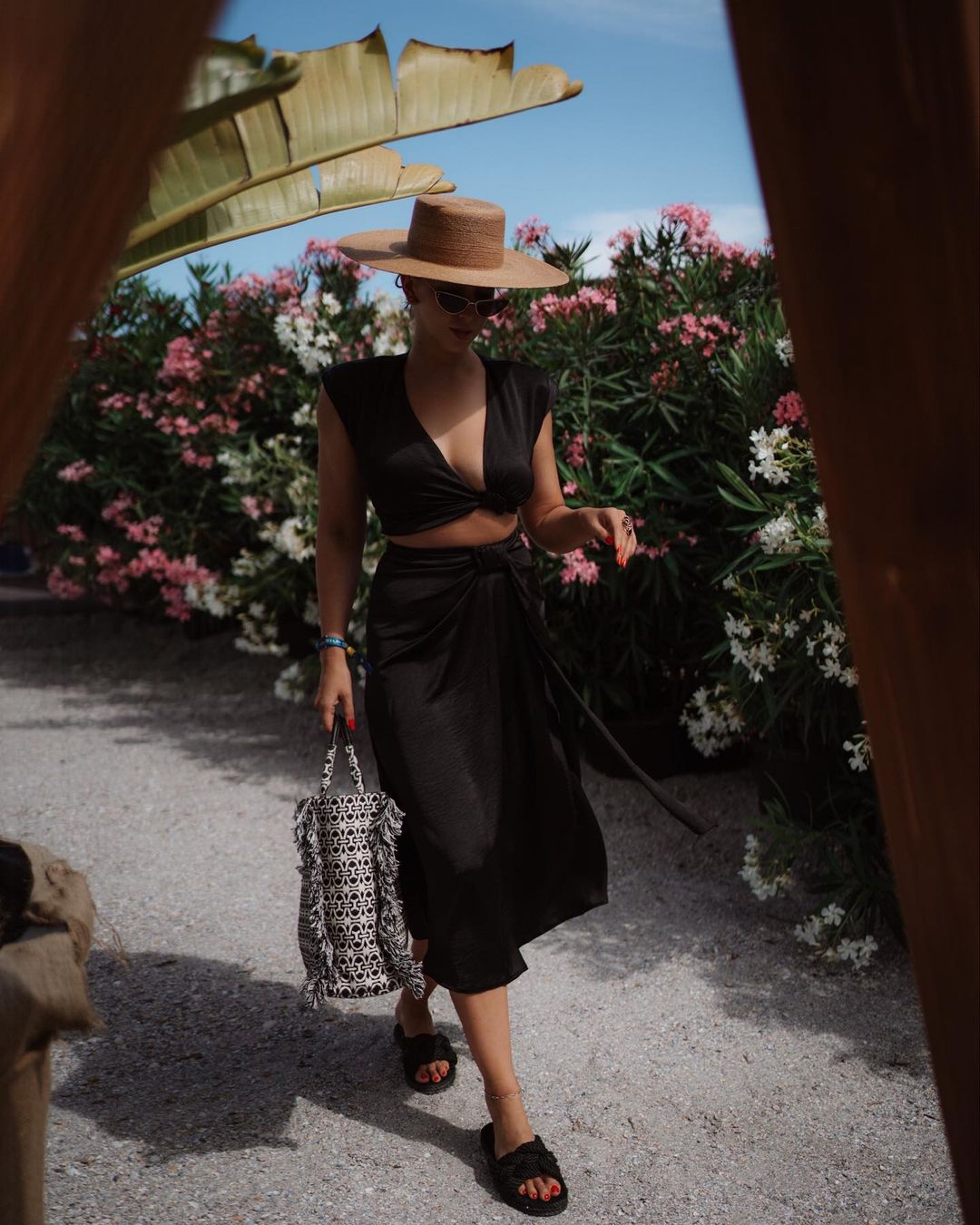 Black set with knotted top and midi skirt